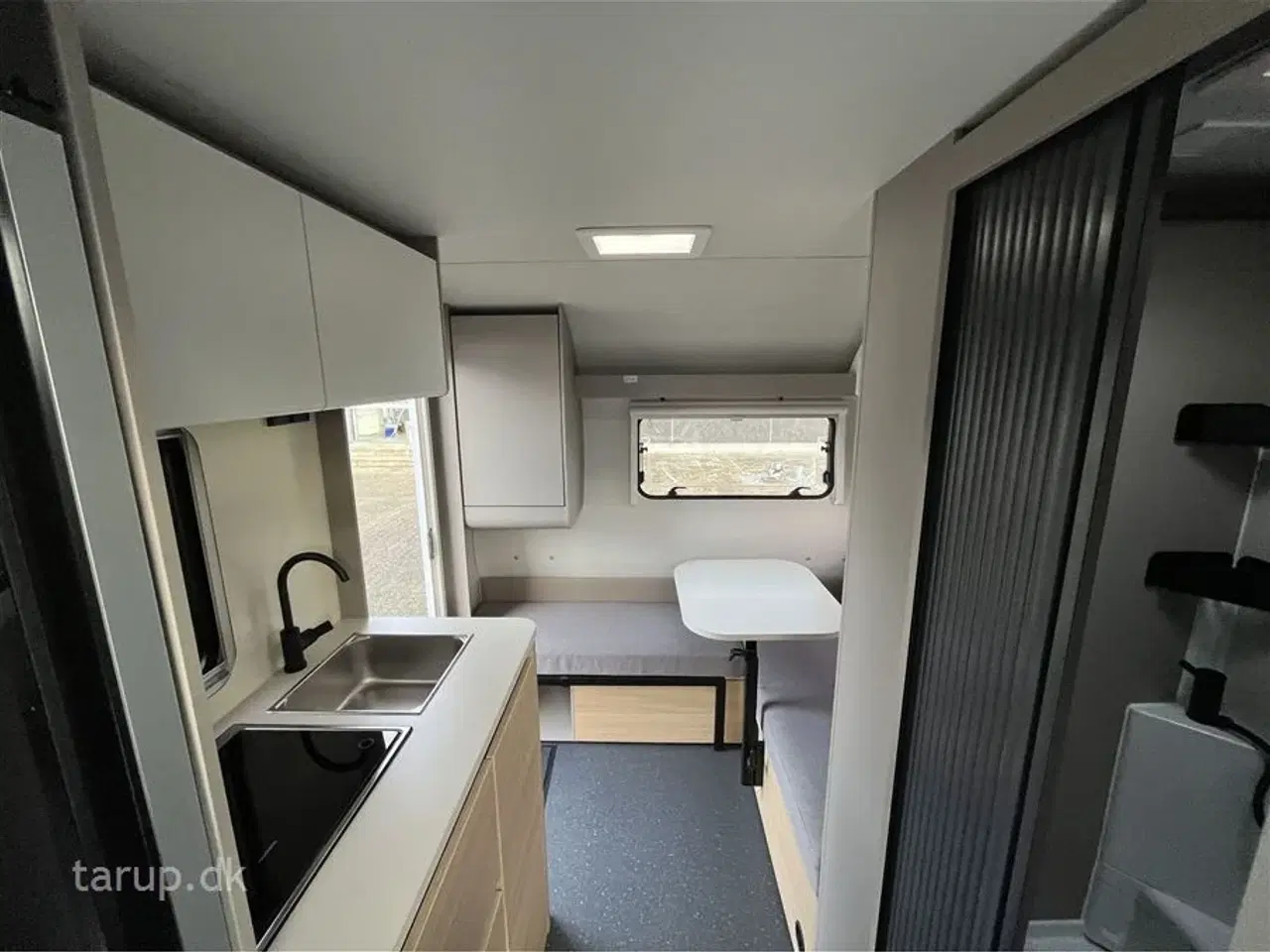 Billede 10 - 2026 - Adria Action 391 PD   Tværstillet dobbeltseng, L-siddegruppe, LED-kanallys, TV-holder,  alufælge, panorama-vindue, stort køleskab, el-gulv-varme, Truma Combi 4