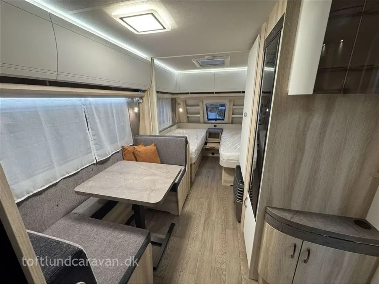 Billede 3 - 2026 - Hobby De Luxe 460 SL   TILBUD 2026 DK-Line med masser af udstyr INKL. i prisen. Enkeltsenge samt endekøkken og stort badeværelse. LAV VÆGT.