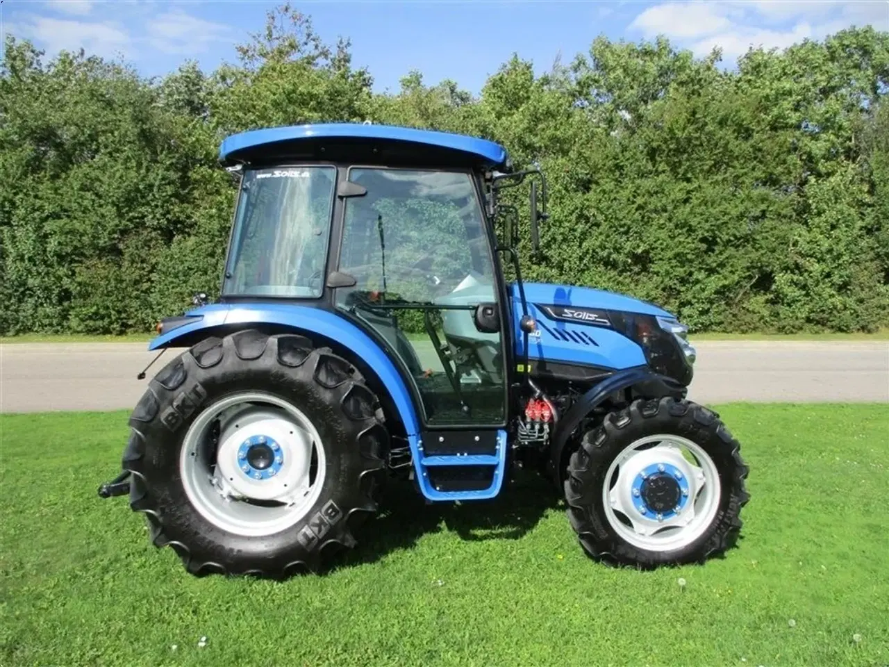 Billede 7 - Solis 60 Med Lukket kabine, klima anlæg og vendegear på. En virkelig lækker traktor til små penge.