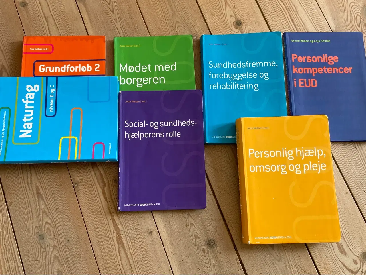 Billede 1 - Hovedforløb- SOSU-hjælper bøger