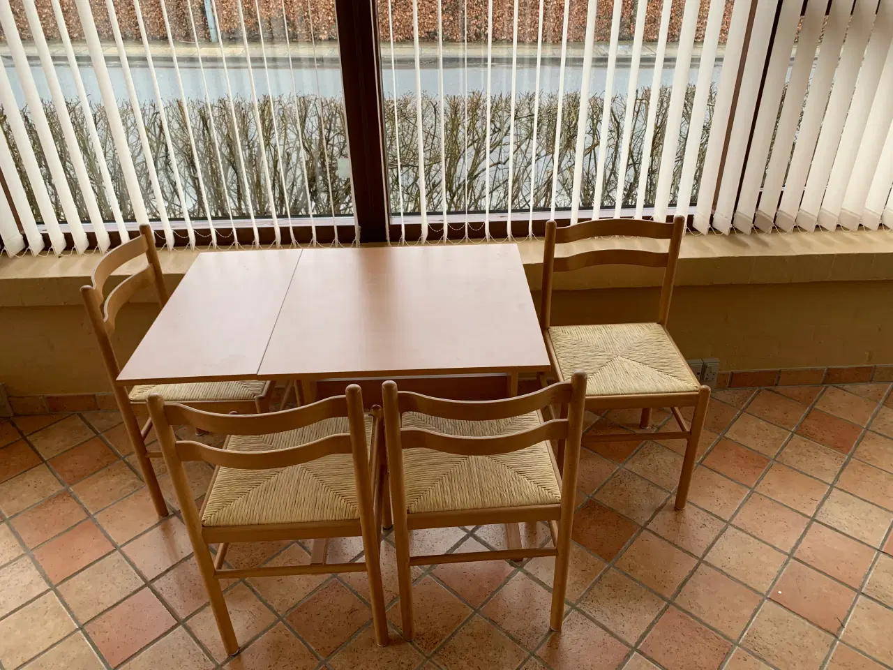 Billede 3 - Spisebord med 4 stole bøg