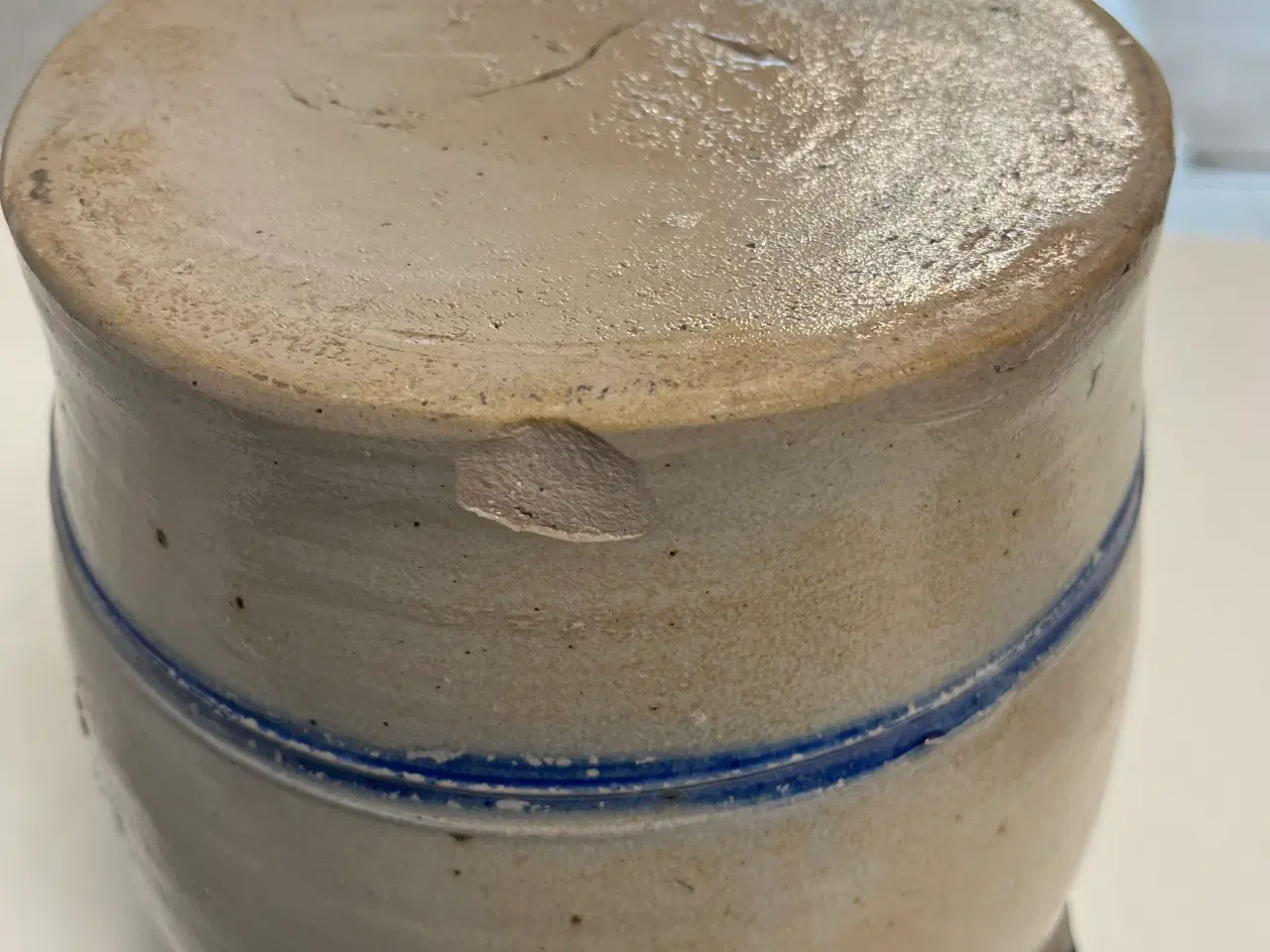 Billede 2 - Gammel krukke har det lille afslag forneden 