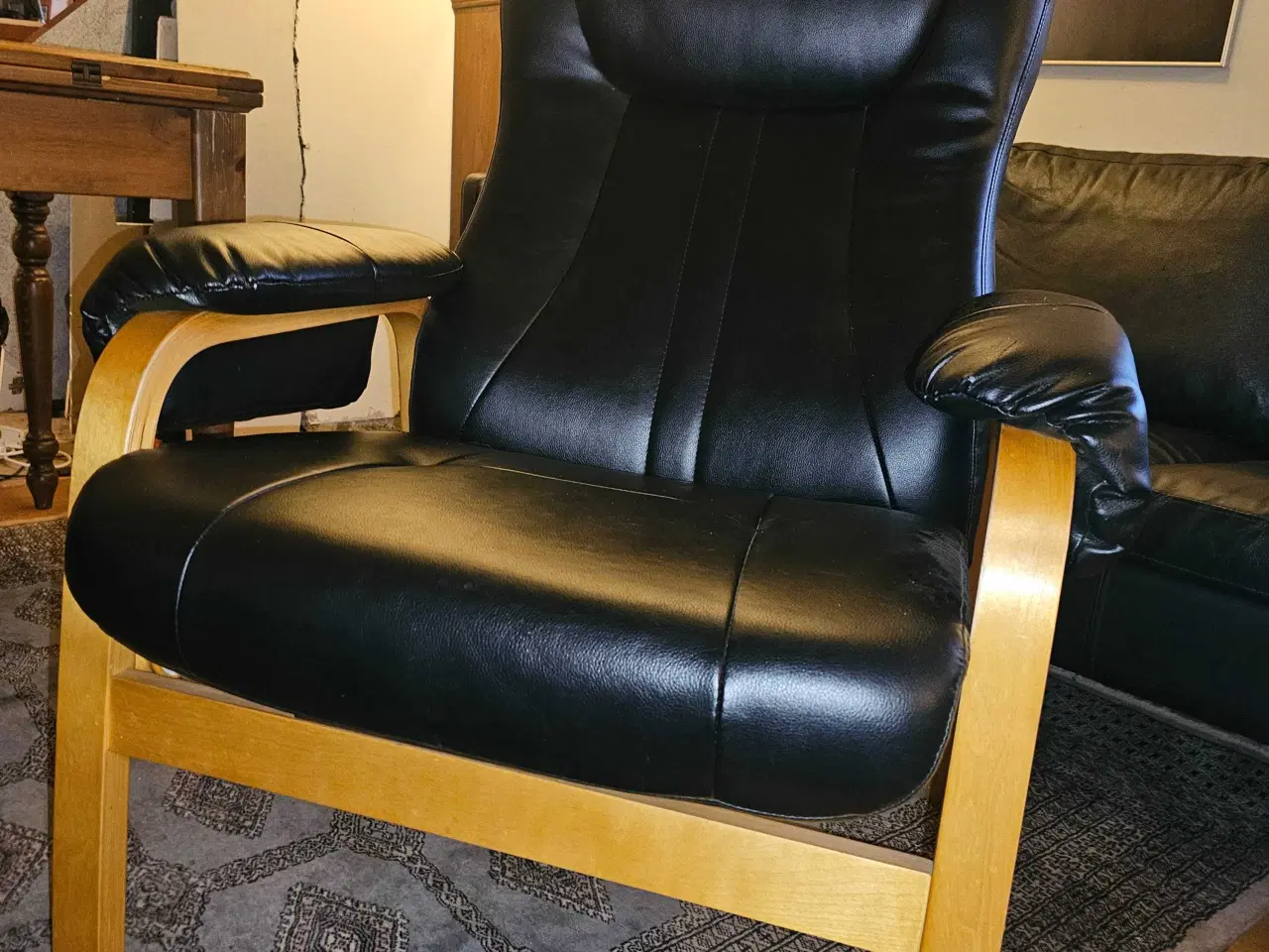 Billede 9 - 3-personers sofa + lænestol i sort kunstlæder