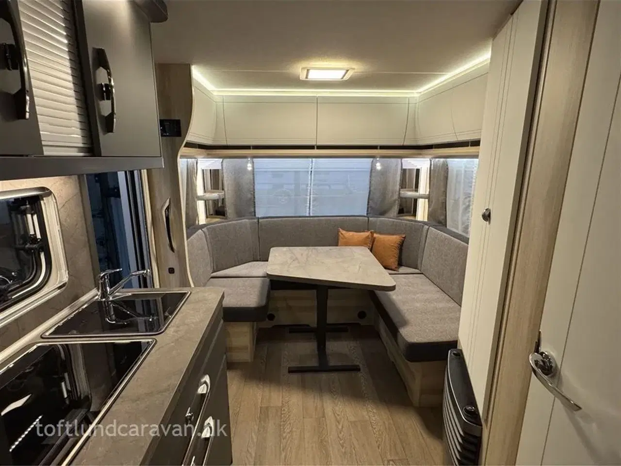 Billede 4 - 2026 - Hobby De Luxe 495 UL   NY 2026. Sønderjyllands aut. HOBBY forhandler. Enkeltsenge m/lameludtræk, NU PÅ LAGER TIL OMGÅENDE LEVERING.