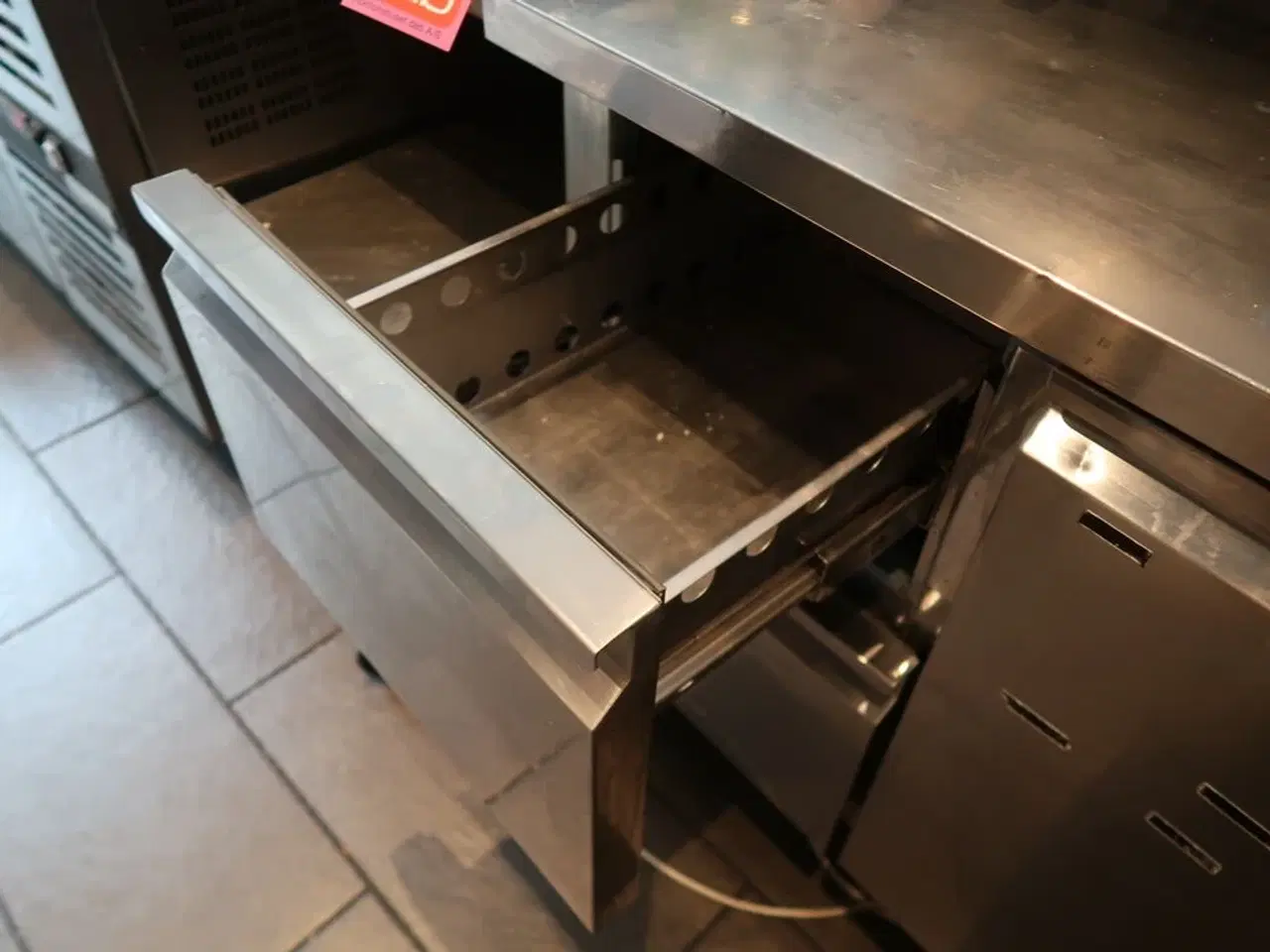 Billede 7 - Kølebord med 4 døre og bagkant - Tefcold CK7410 - 533 liter