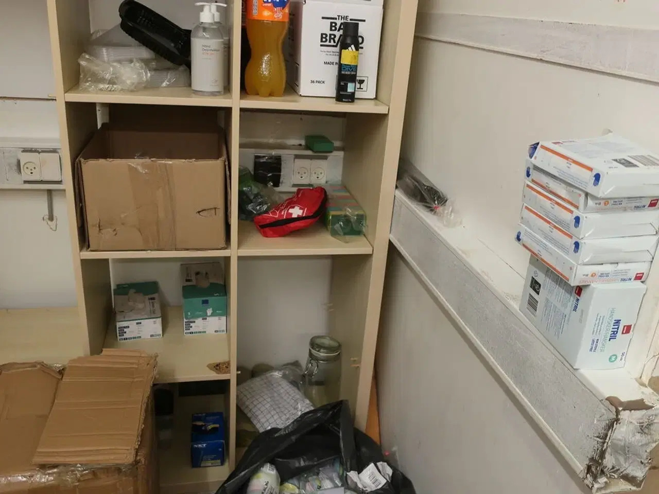 Billede 5 - Reol med indhold