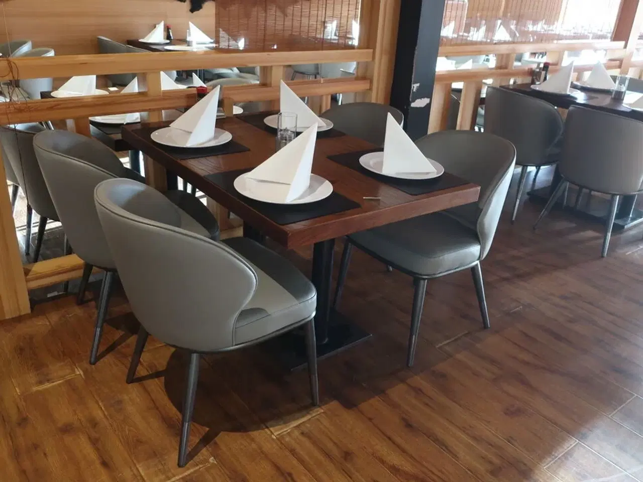 Billede 2 - Bord og 4 nye stole