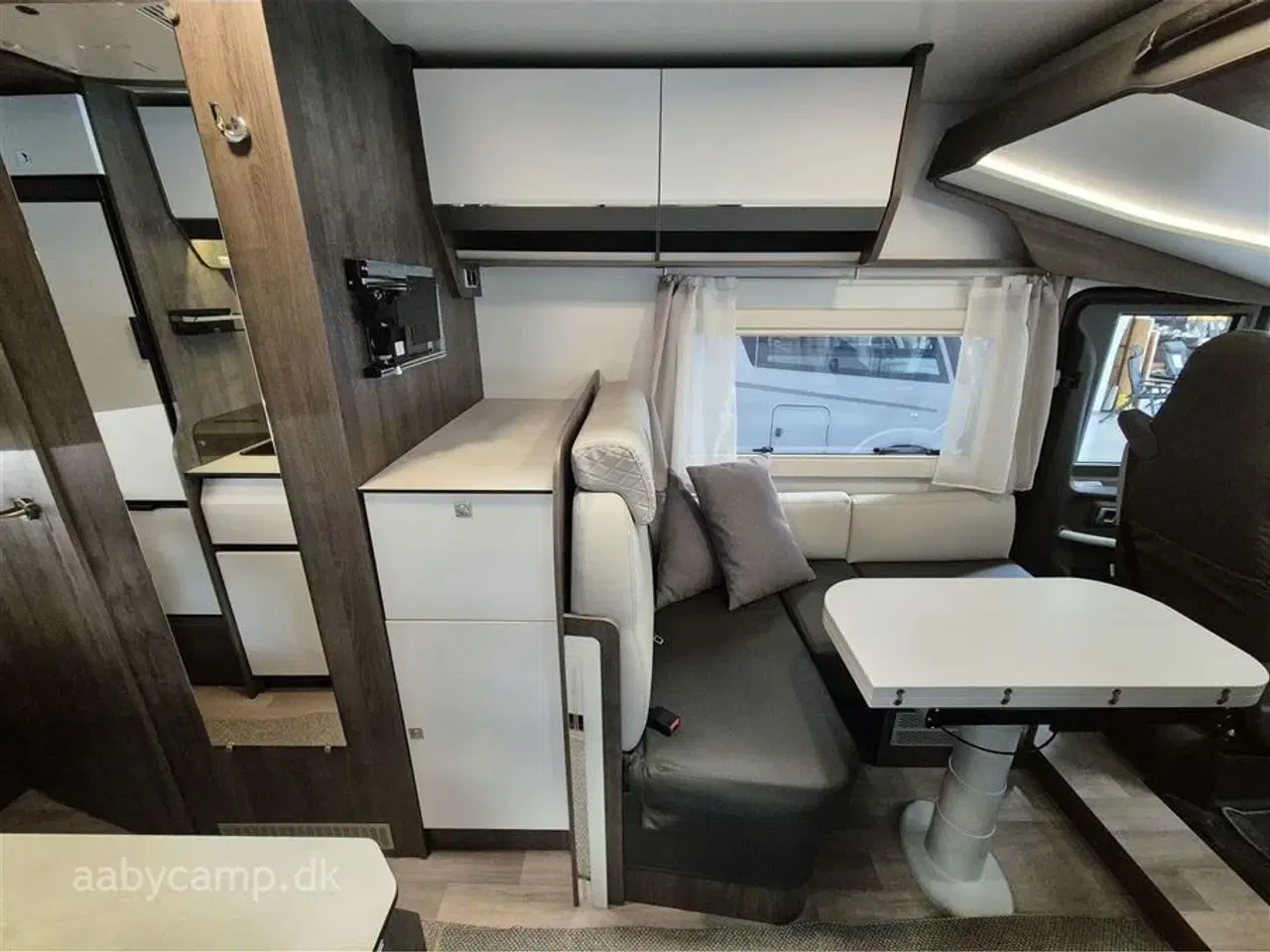 Billede 10 - 2023 - Benimar Amphitryon 983   Solceller. 2x Batterier. 2000w inverter. markise. A/C i bo-del. helårsdæk. undervognsbehandling. helårsdæk. Elektrisk indgangstrin. kun 16000 km!!!