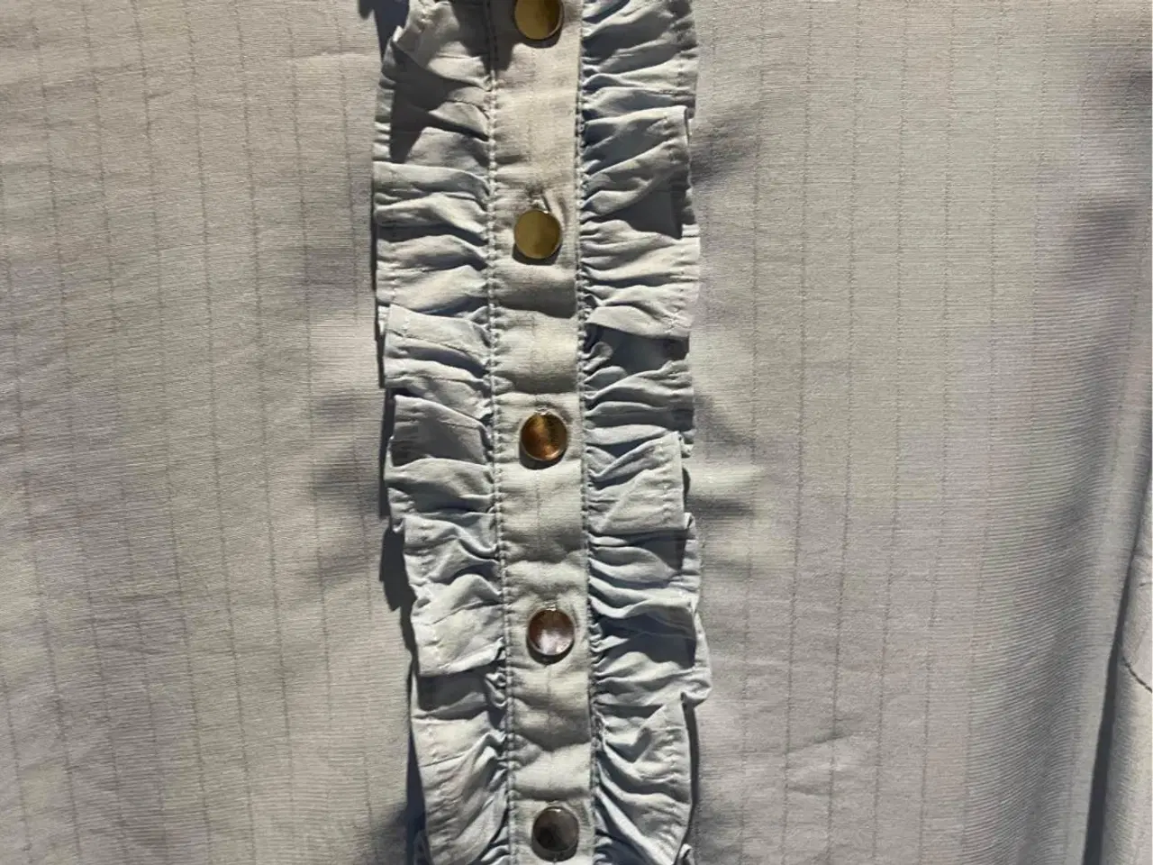 Billede 3 - Sød bluse med stolpelukning og flæsedetaljer.