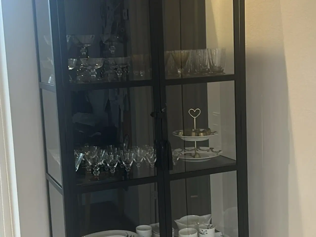 Billede 1 - Glas vitrine i smedejerne