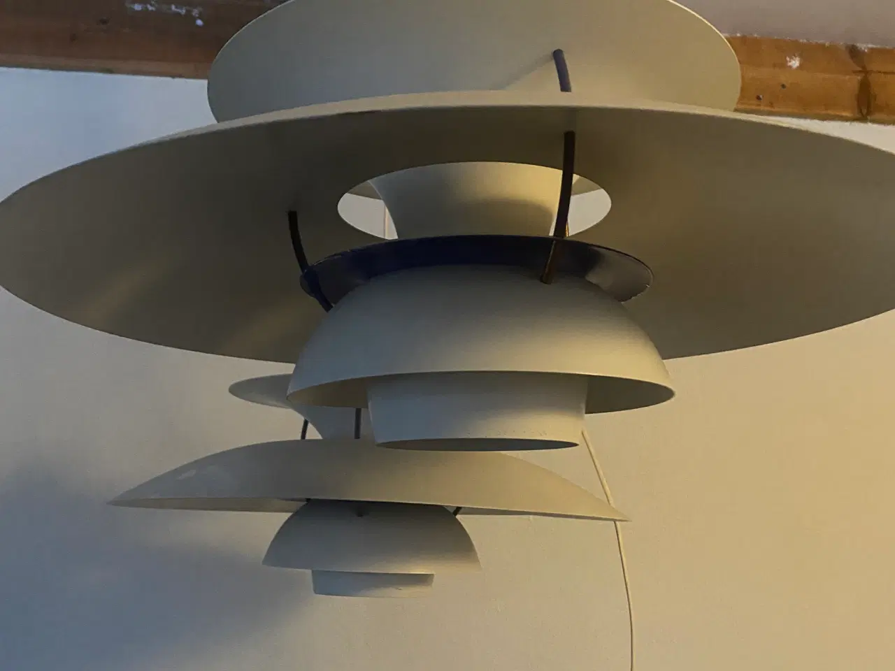 Billede 2 - PH5 i hvid med blå bund 2 stk