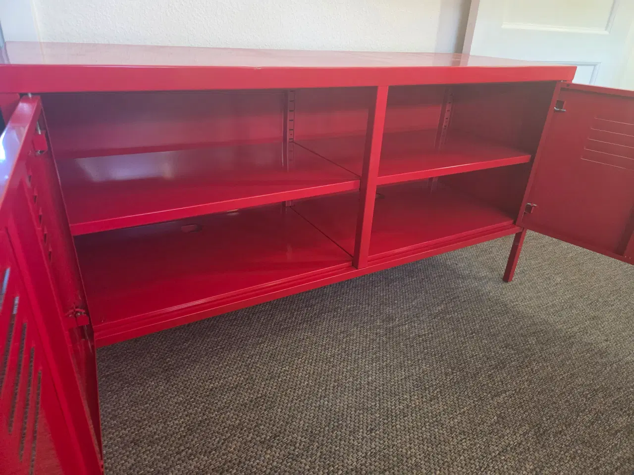 Billede 2 - Rødt metalskab med hylder