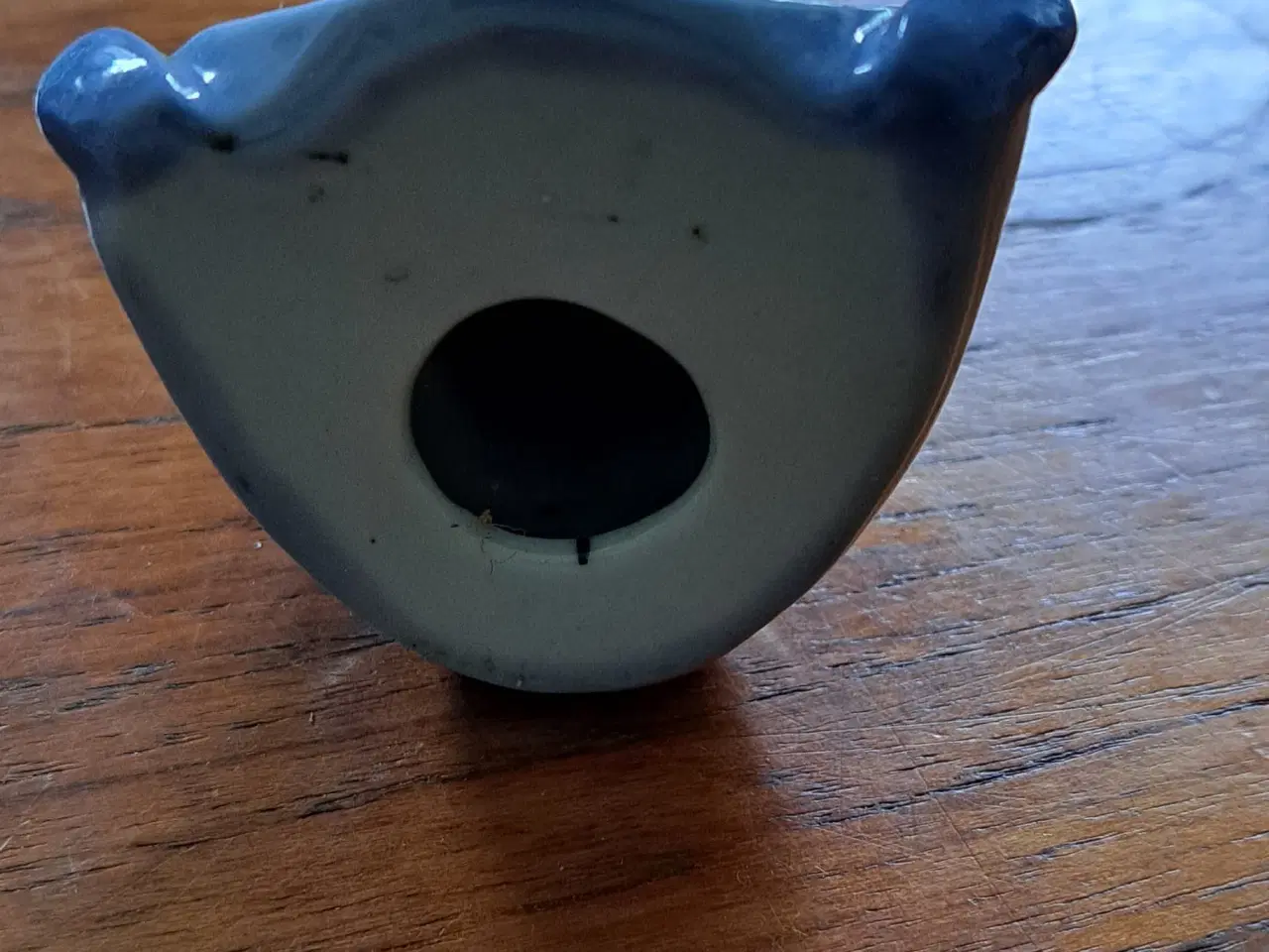 Billede 5 - Siddende pige i porcelæn den er uden mærke,