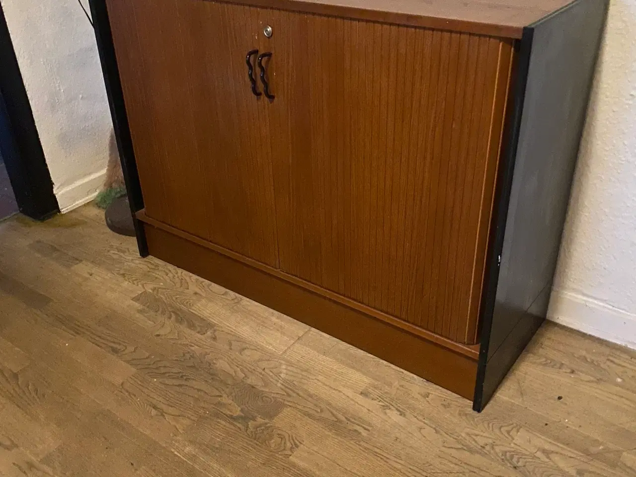 Billede 1 - Ældre kirsebær kommode med rulle låger 