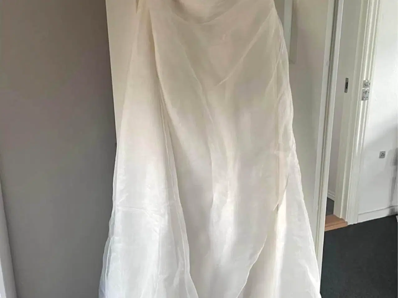 Billede 1 - Brudekjole med slør og skørt sælges