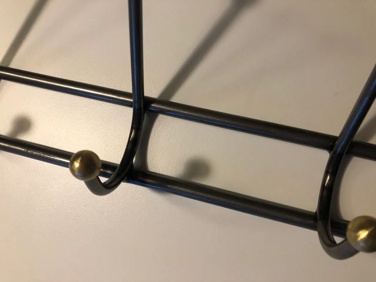 Billede 5 - Knagerække i lakeret stål med messing "knopper"