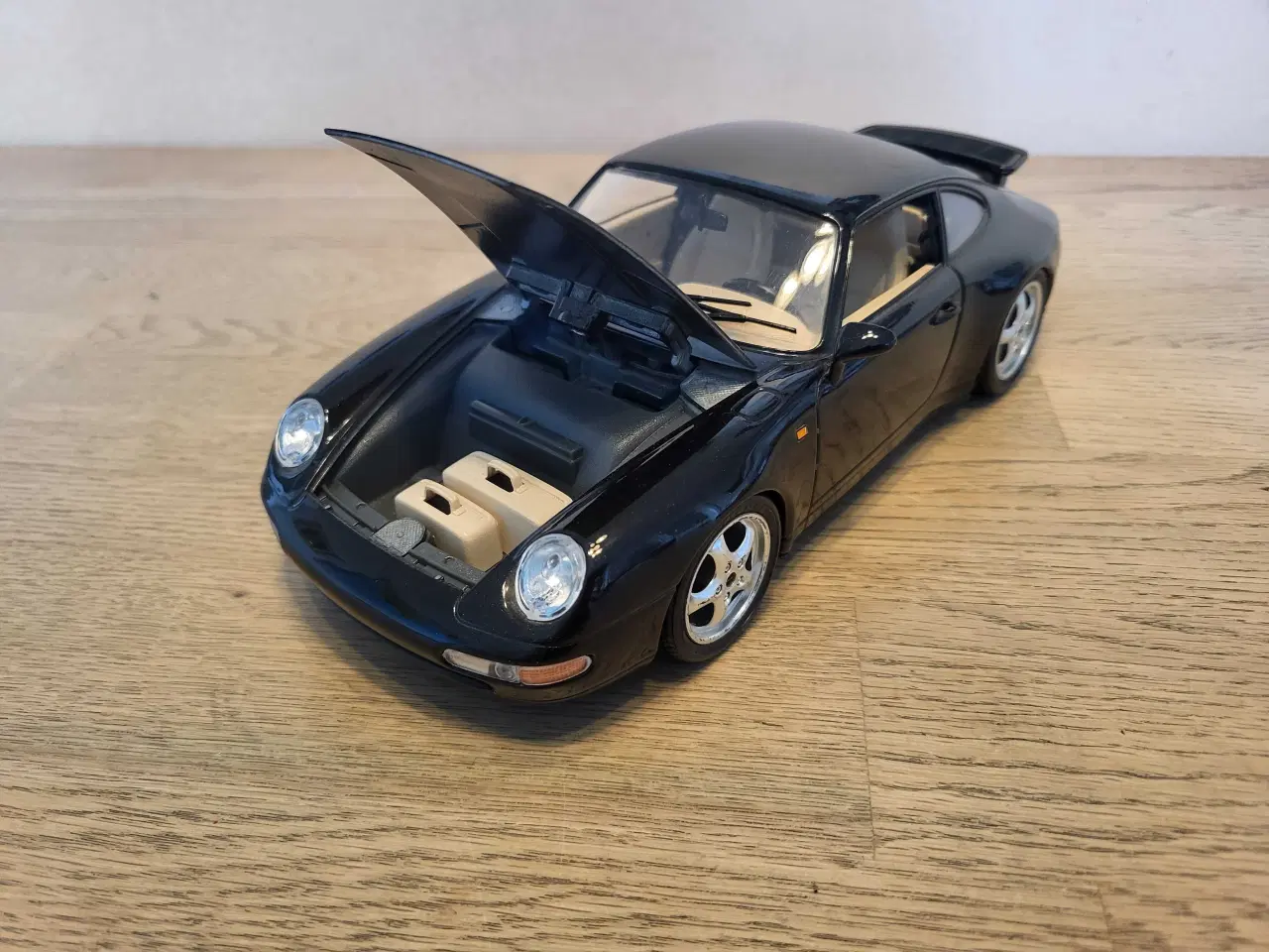 Billede 2 - Modelbil: Porsche 911 Carrera 1993.  Skala 1/18.