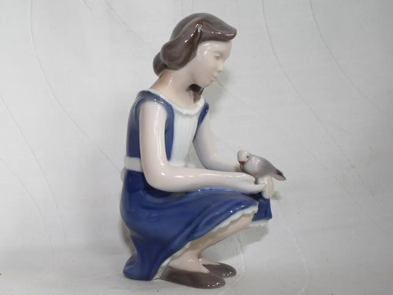 Billede 9 - Pige med due, figur fra Bing & Grøndahl 