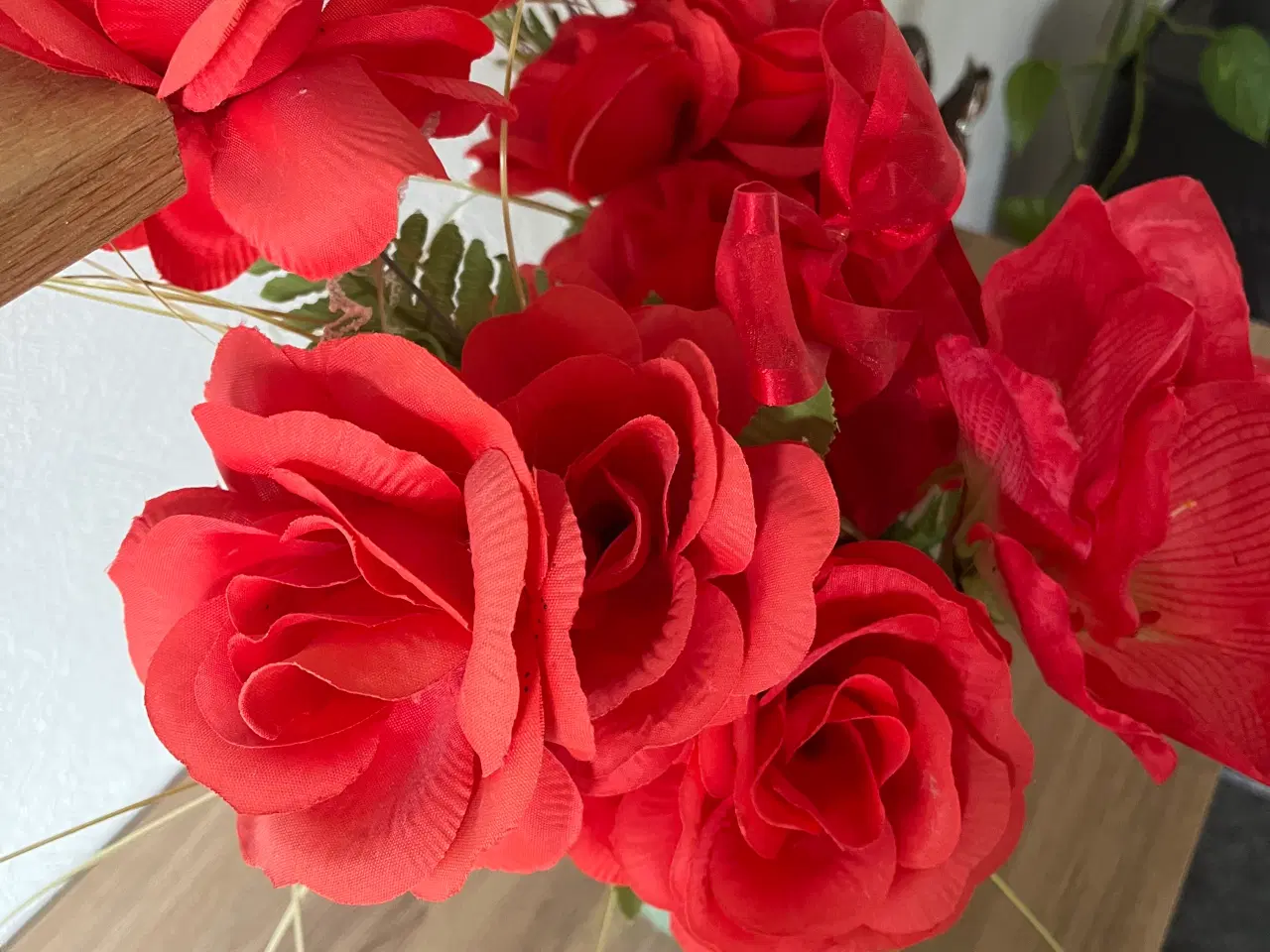 Billede 1 - Kunstig rød blomsterbuket 
