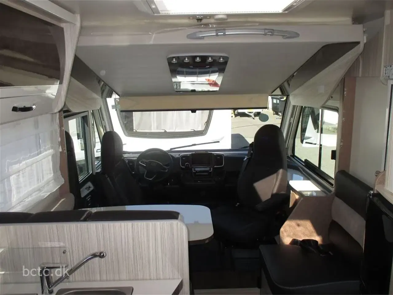 Billede 14 - 2025 - Elnagh Magnum 530   5 SELEPLADSER
