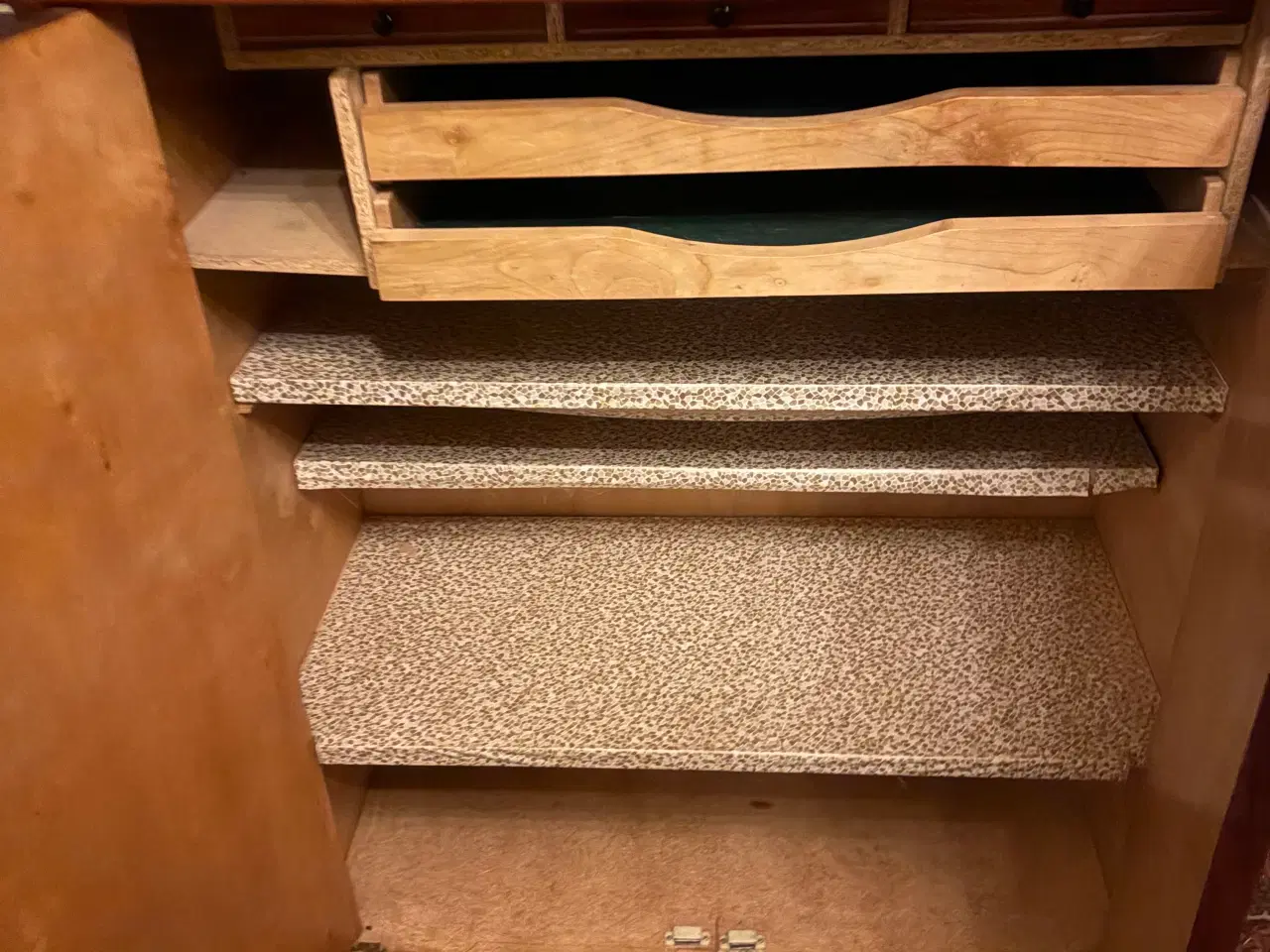 Billede 2 - Gl fint skab