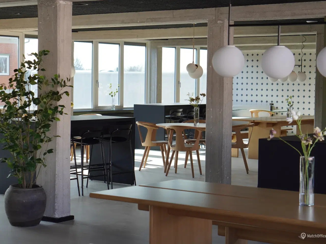 Billede 12 - Et lejemål med åbne rum der oser af skråsikker attitude og selvsikkerhed
