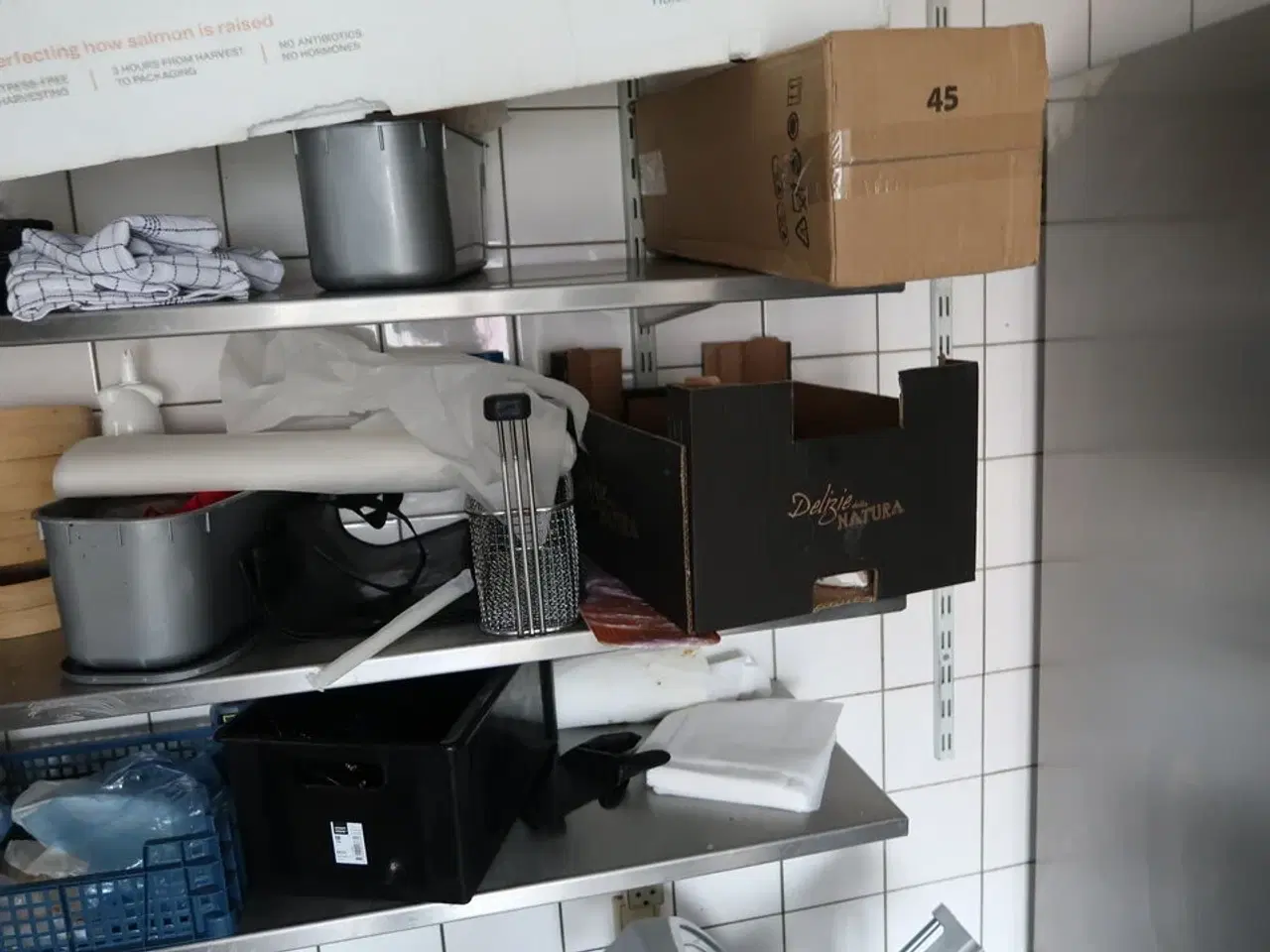 Billede 4 - 3 stk. rustfri stålhylder med indhold