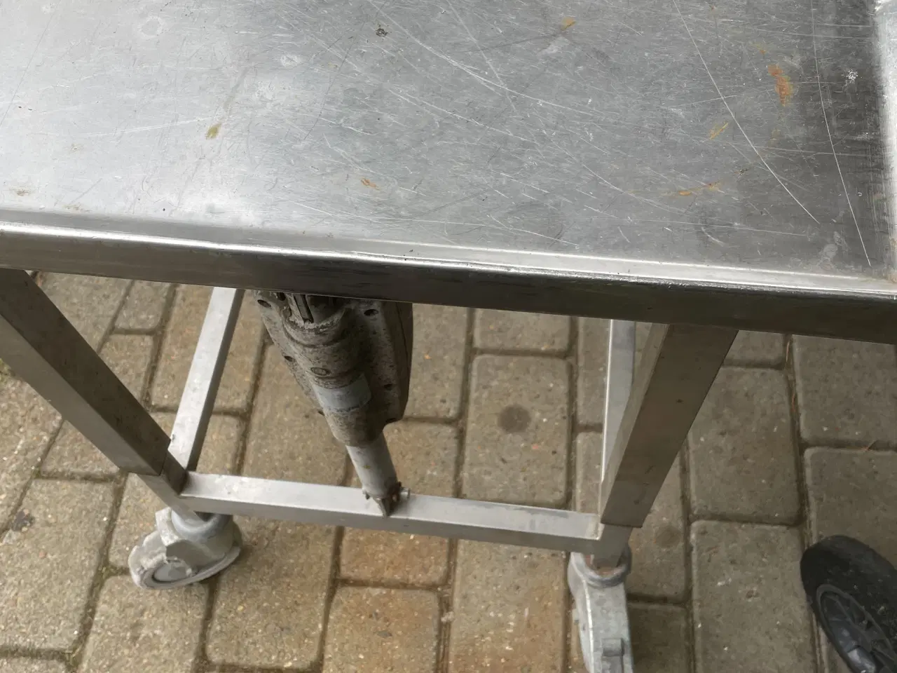 Billede 4 - Sælger dette rustfri bord med elektrisk hæve-/sænk
