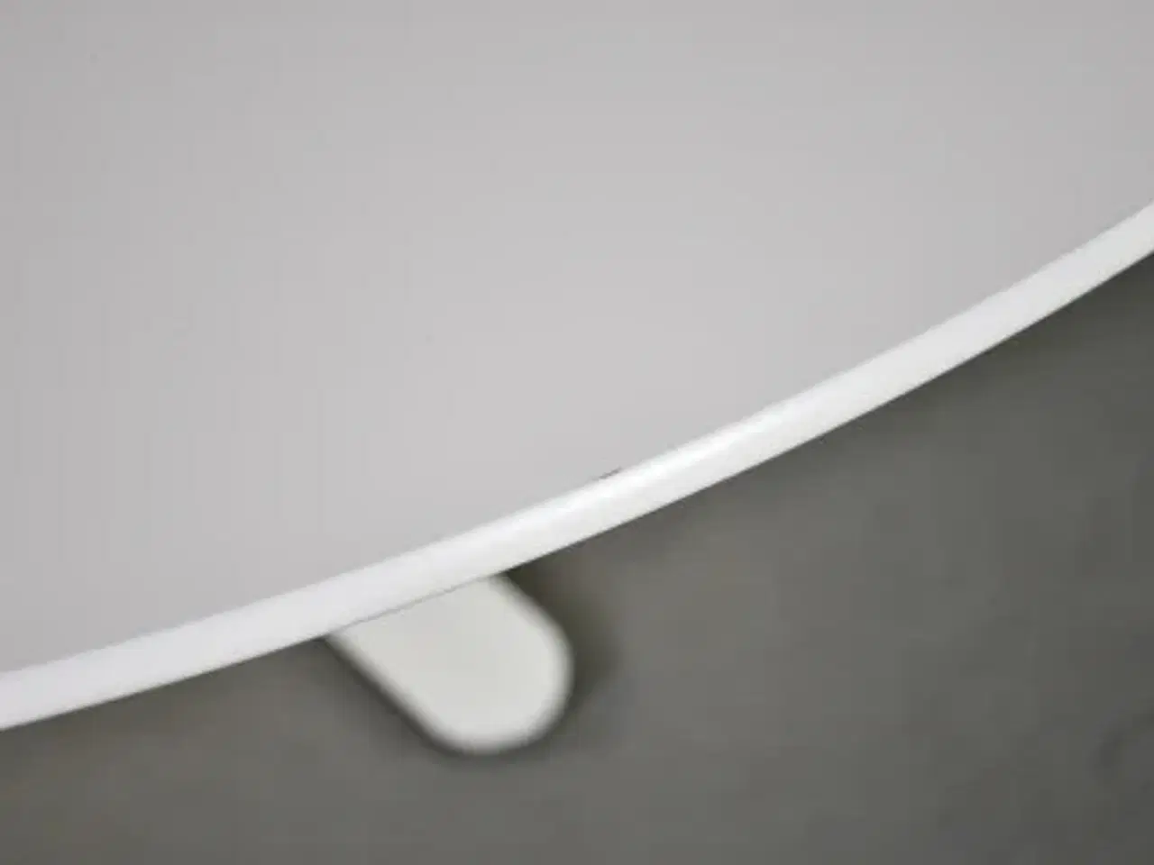 Billede 3 - Rundt montana mødebord med hvid plade og hvidt stel