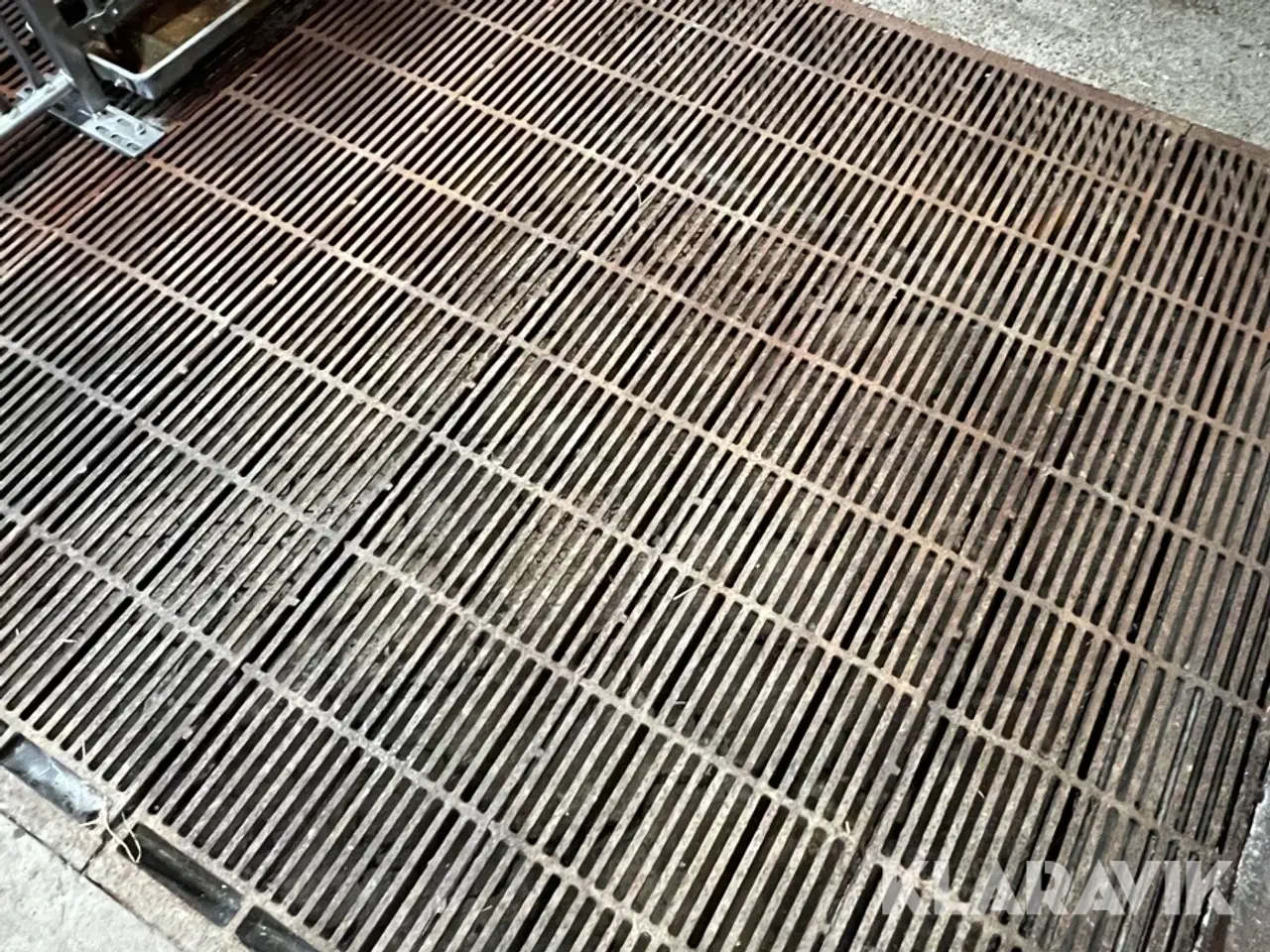 Billede 3 - Grisestier i rustfrit stål med inventar Skiold 12 styk