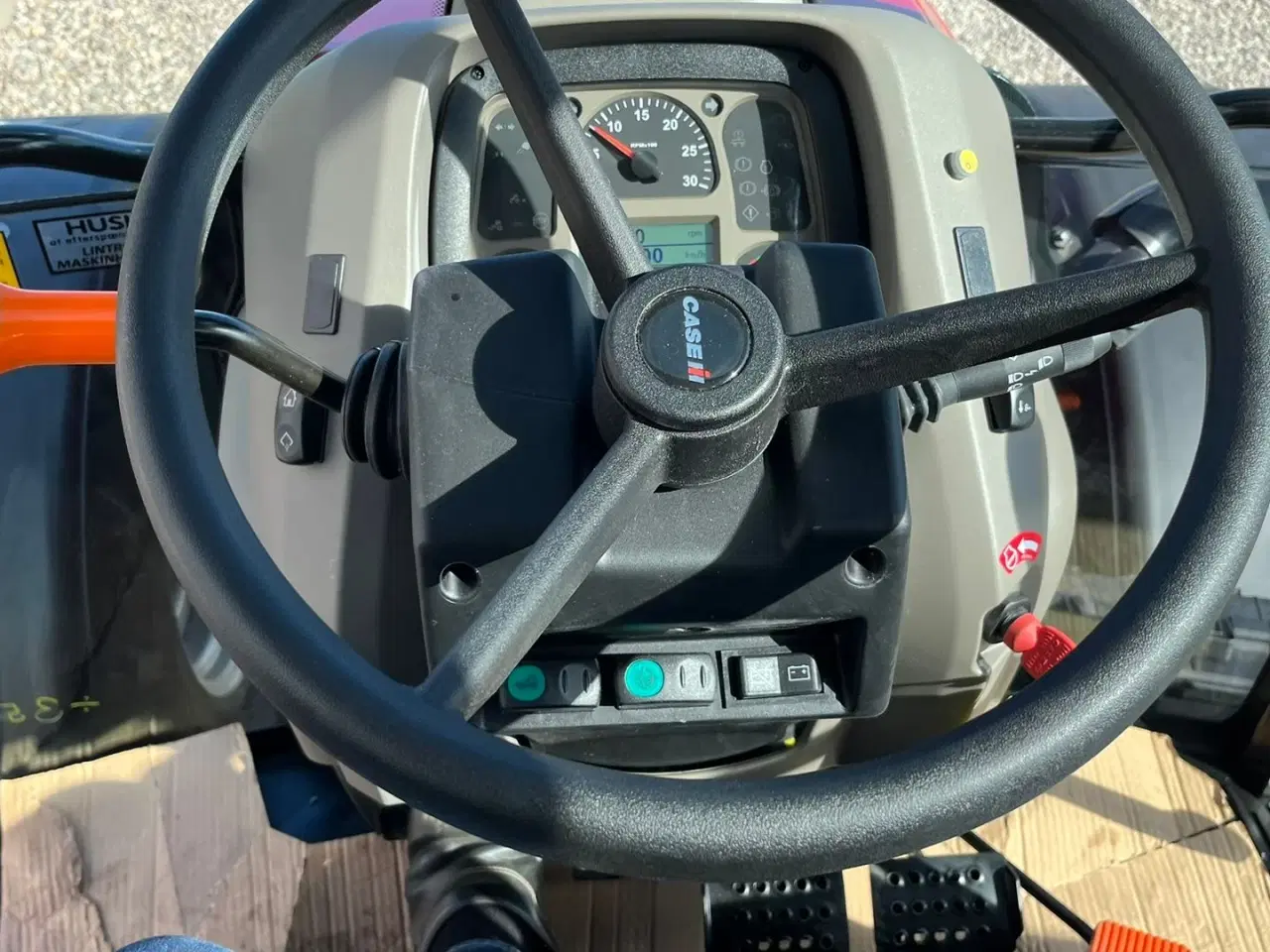 Billede 6 - Case IH Farmall 75 A Med frontlift og vendegear og brede hjul.