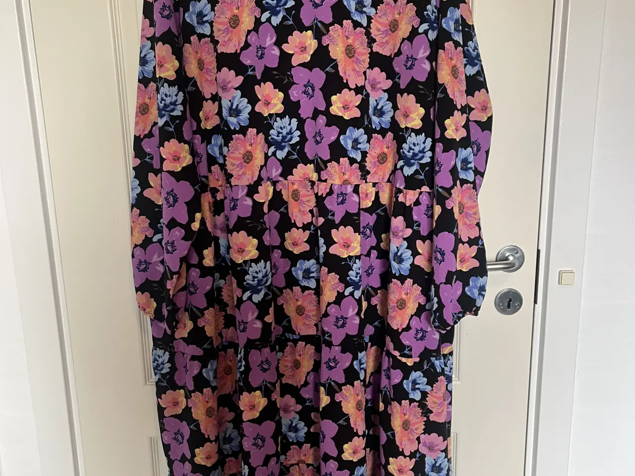 Billede 1 - Blomstret kjole fra VRS