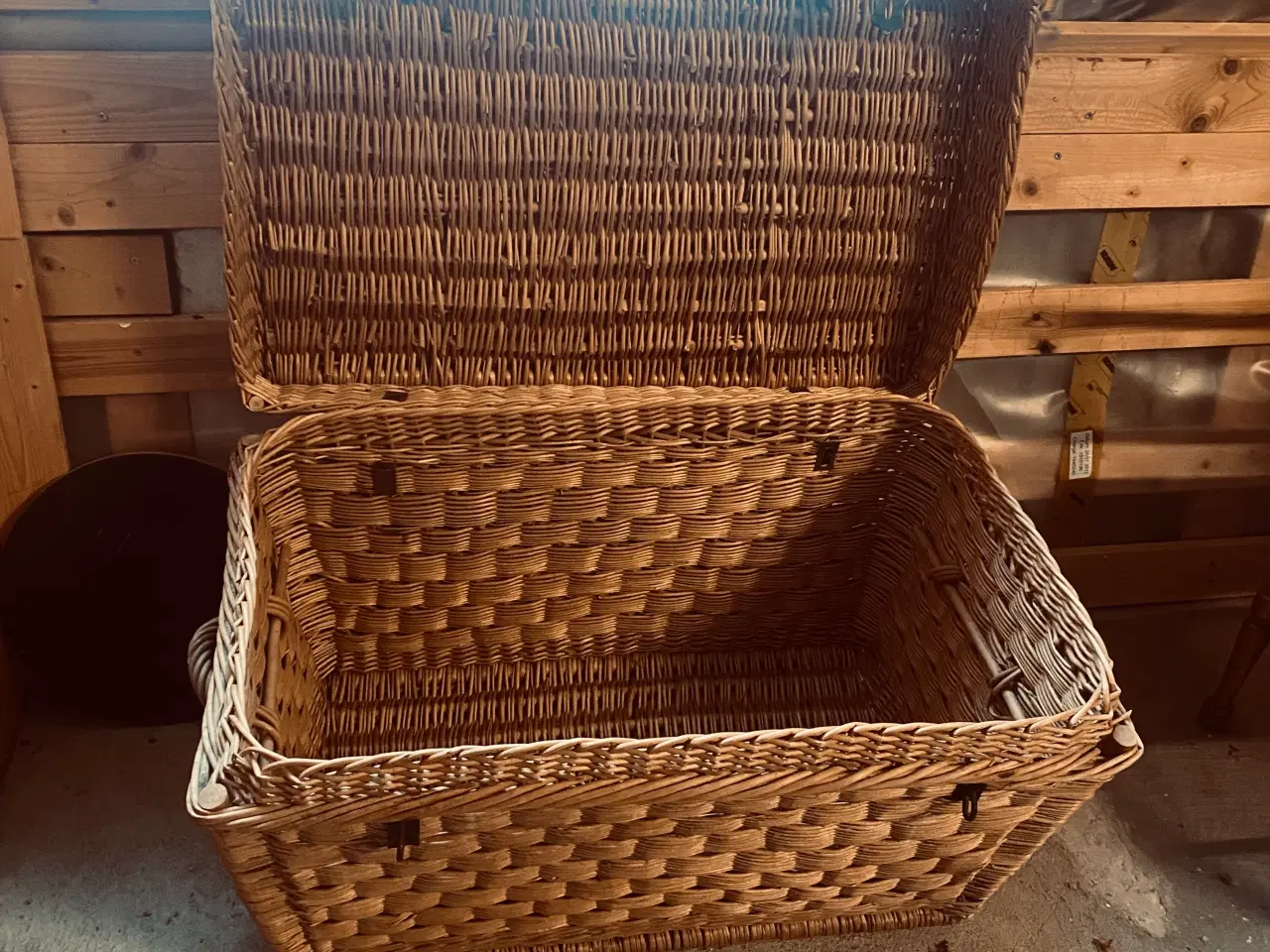 Billede 1 - Flettet kurv til opbevaring 