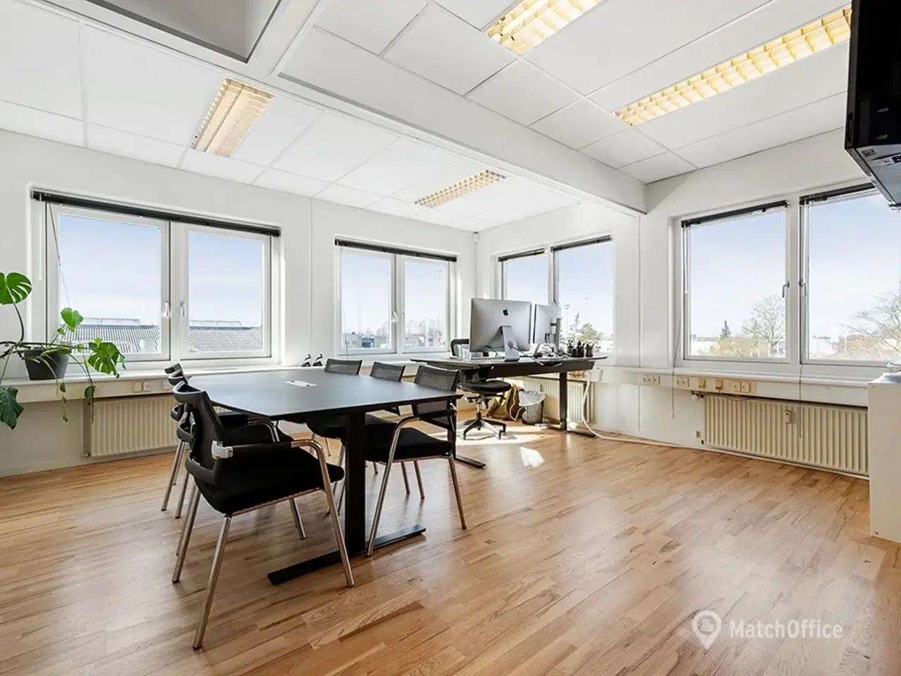 Billede 1 - Tæt på motorvejstilkørsel og 300 meter fra Trekroner station