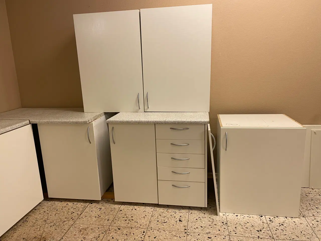 Billede 3 - Køkken med nyere hvide fronter 