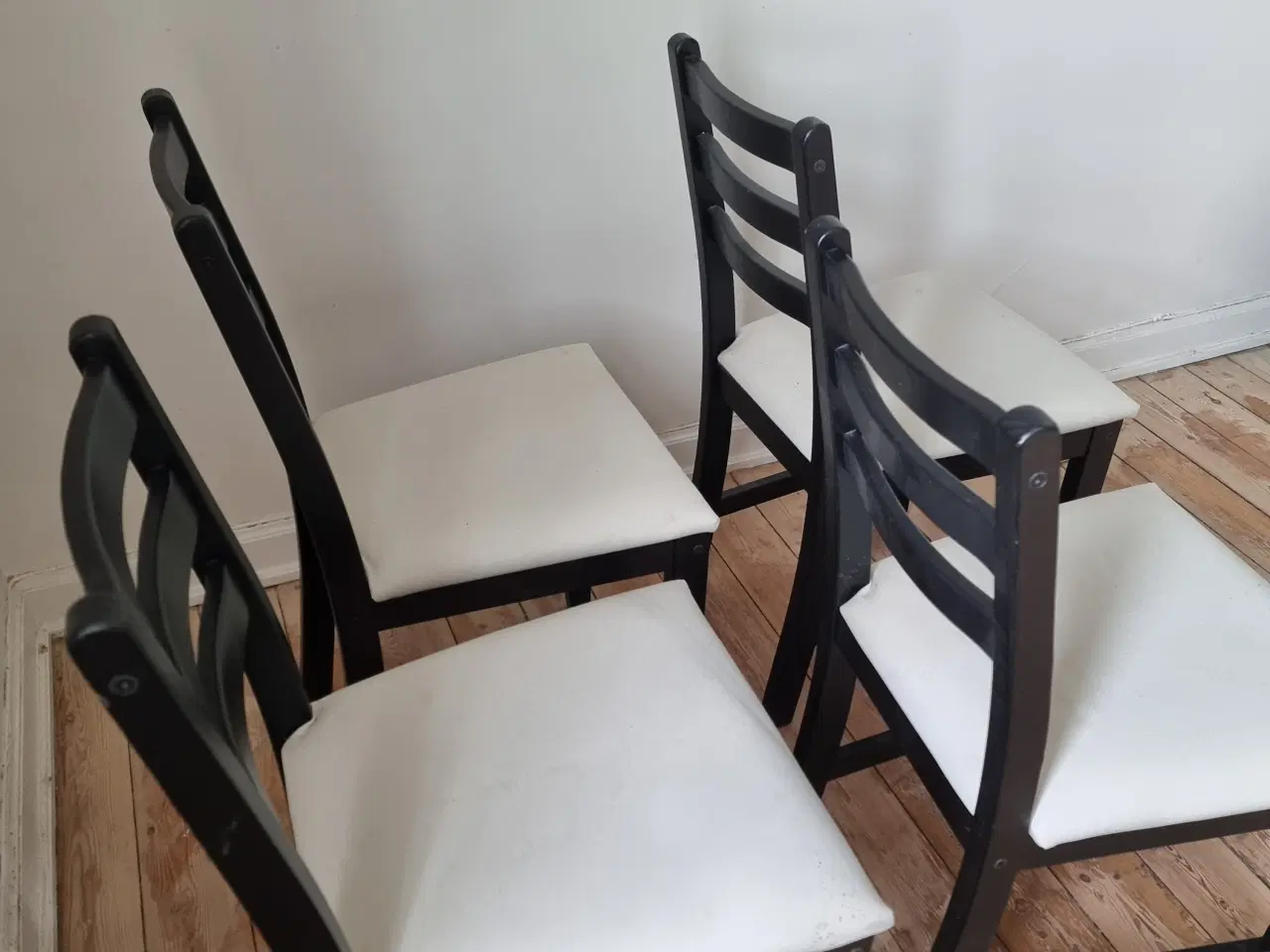Billede 3 - Sort spisebord med fire stole