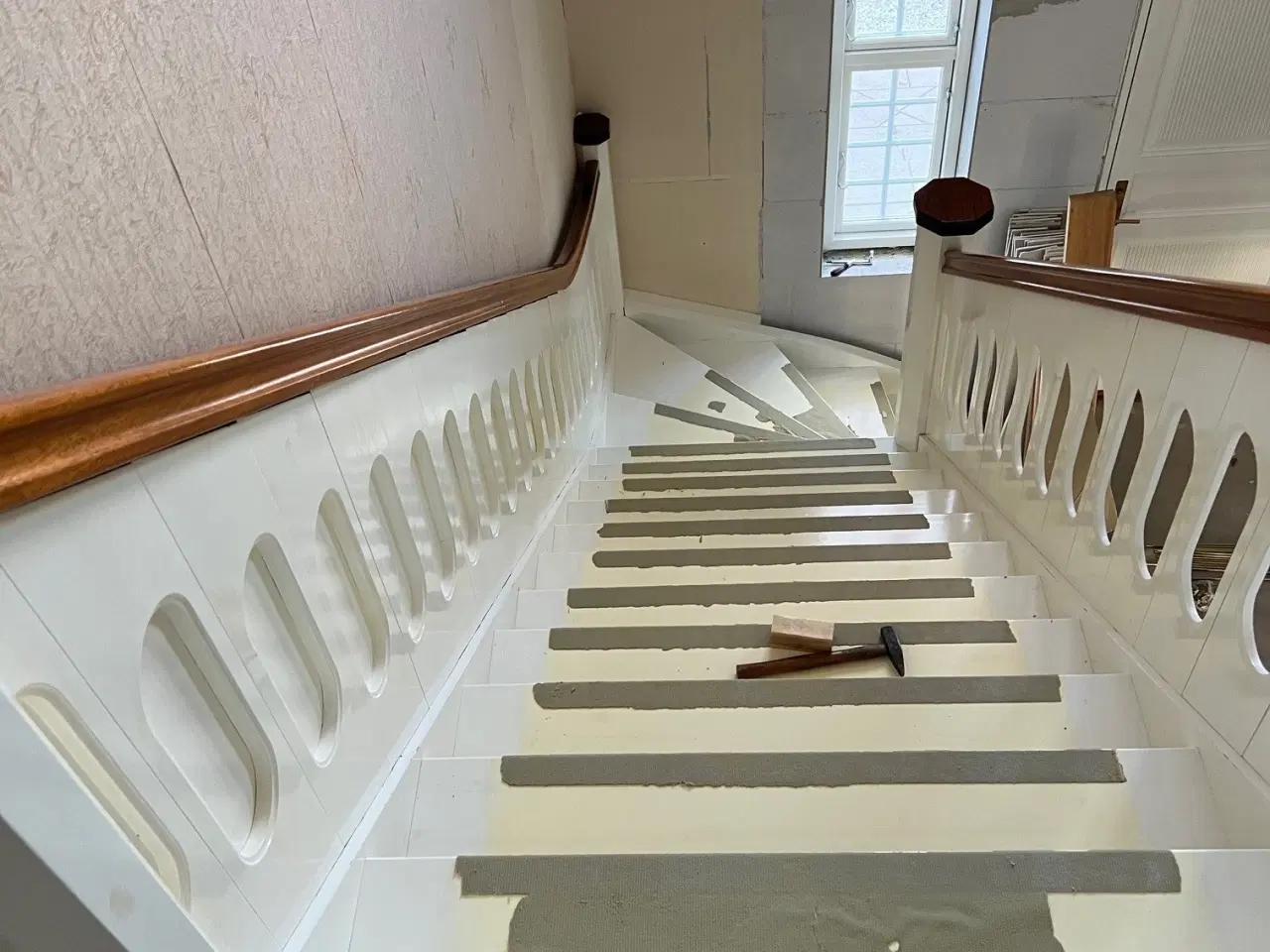 Billede 13 - Håndlavet snedker trappe i malet fyrtræ