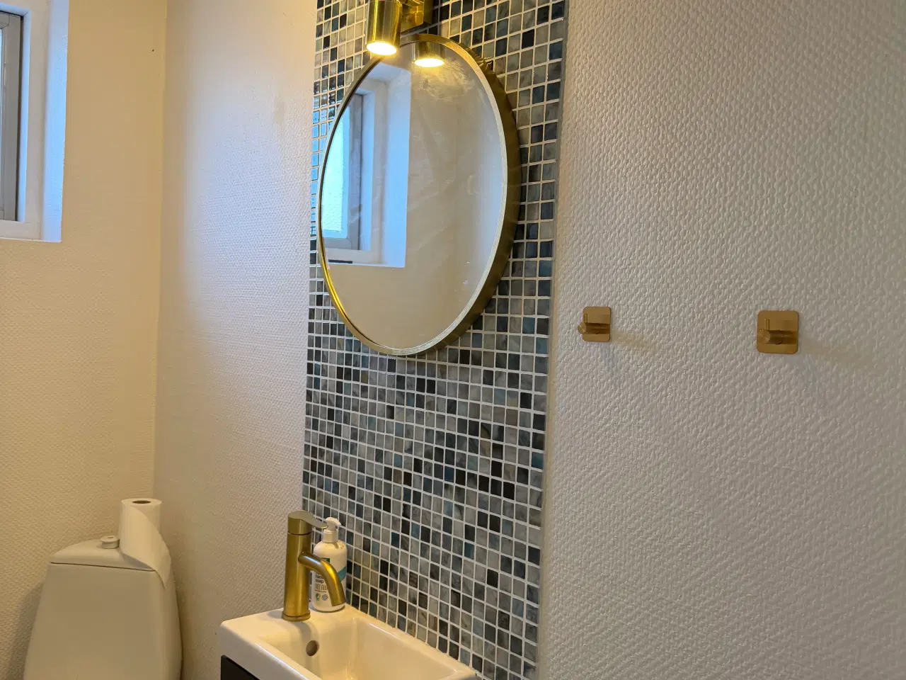 Billede 18 - Hus med stort værksted og garager.