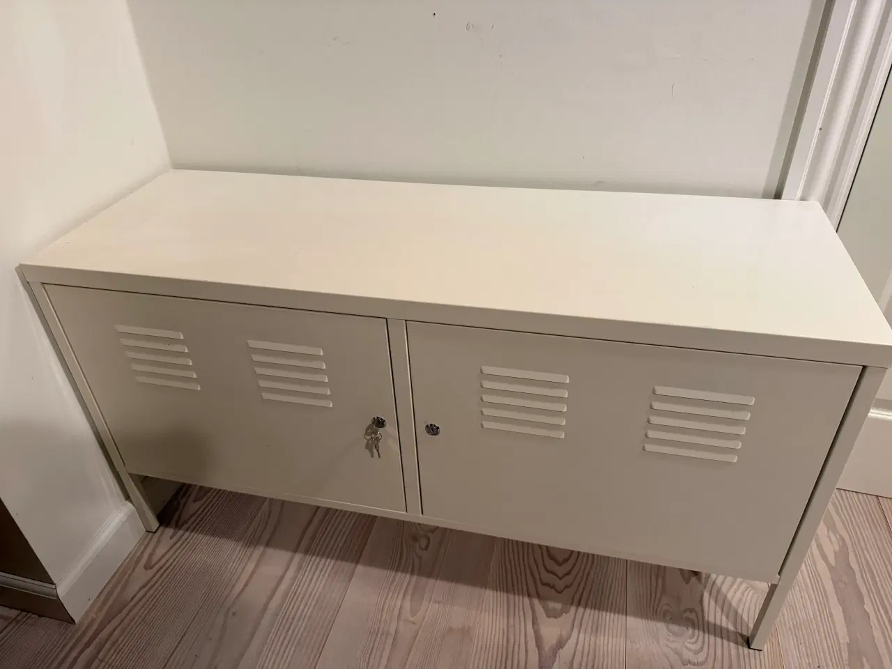 Billede 1 - Billeder, Ikea kommode, metal skab og skammel