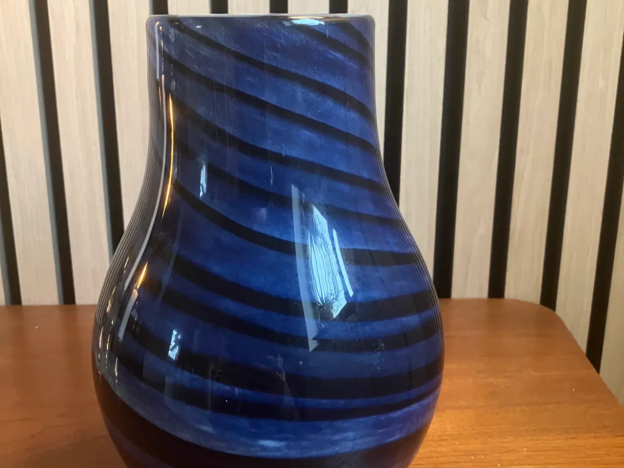 Billede 2 - Flot glasvase med blå og sorte nuancer