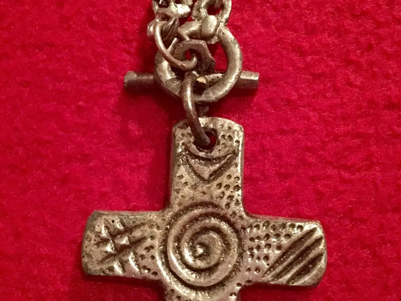 Billede 1 - Metal halskæde med kors vedhæng