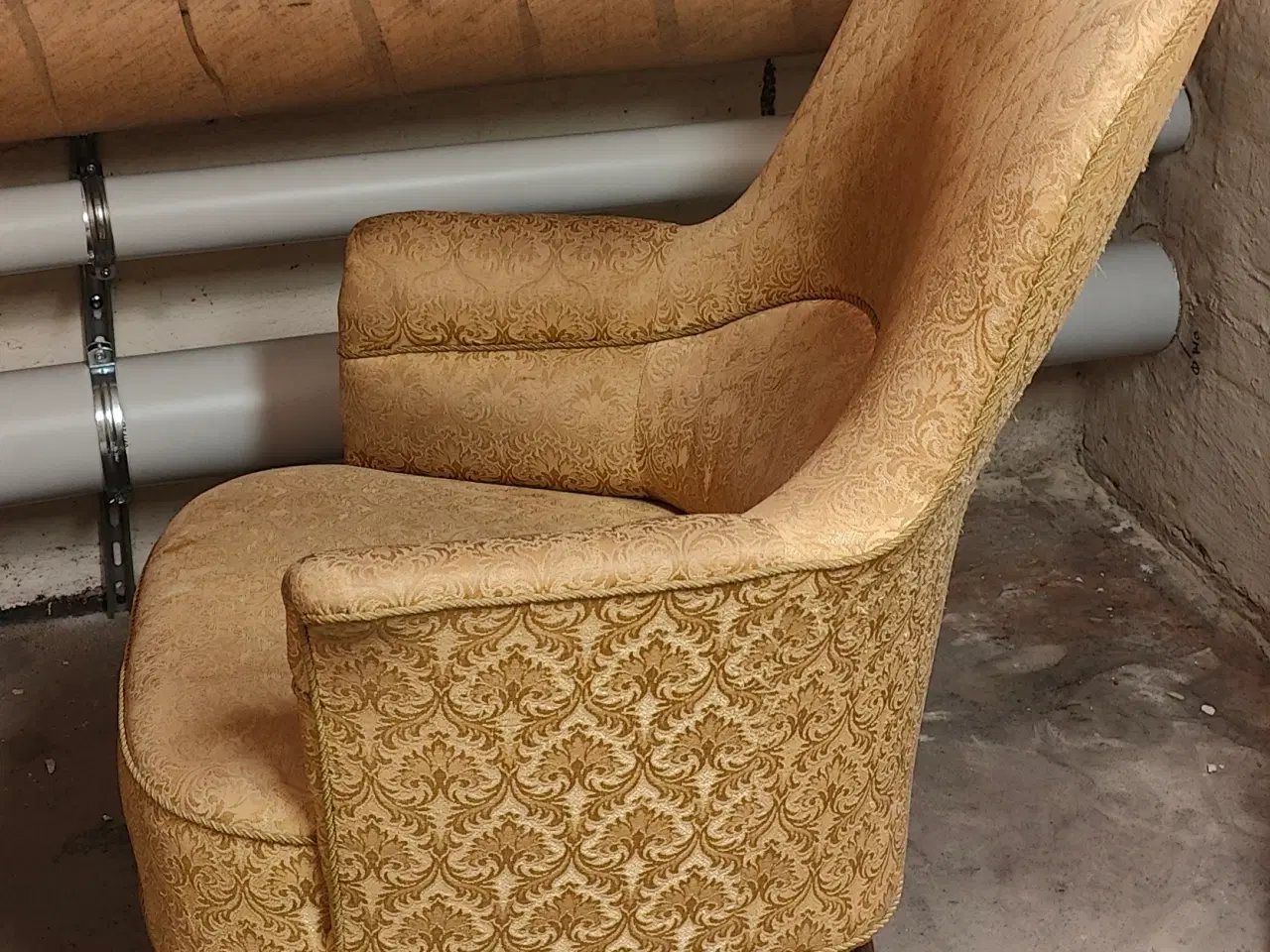 Billede 2 - Smuk lænestol i guld betræk 