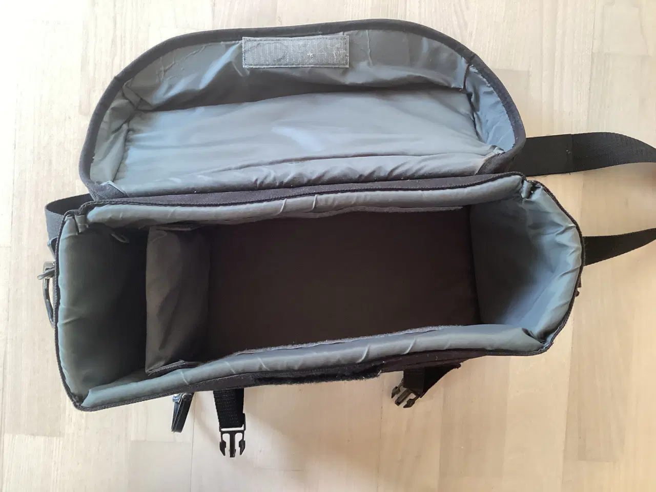 Billede 5 - Fin rummelig Hama kamerataske inkl. lille taske