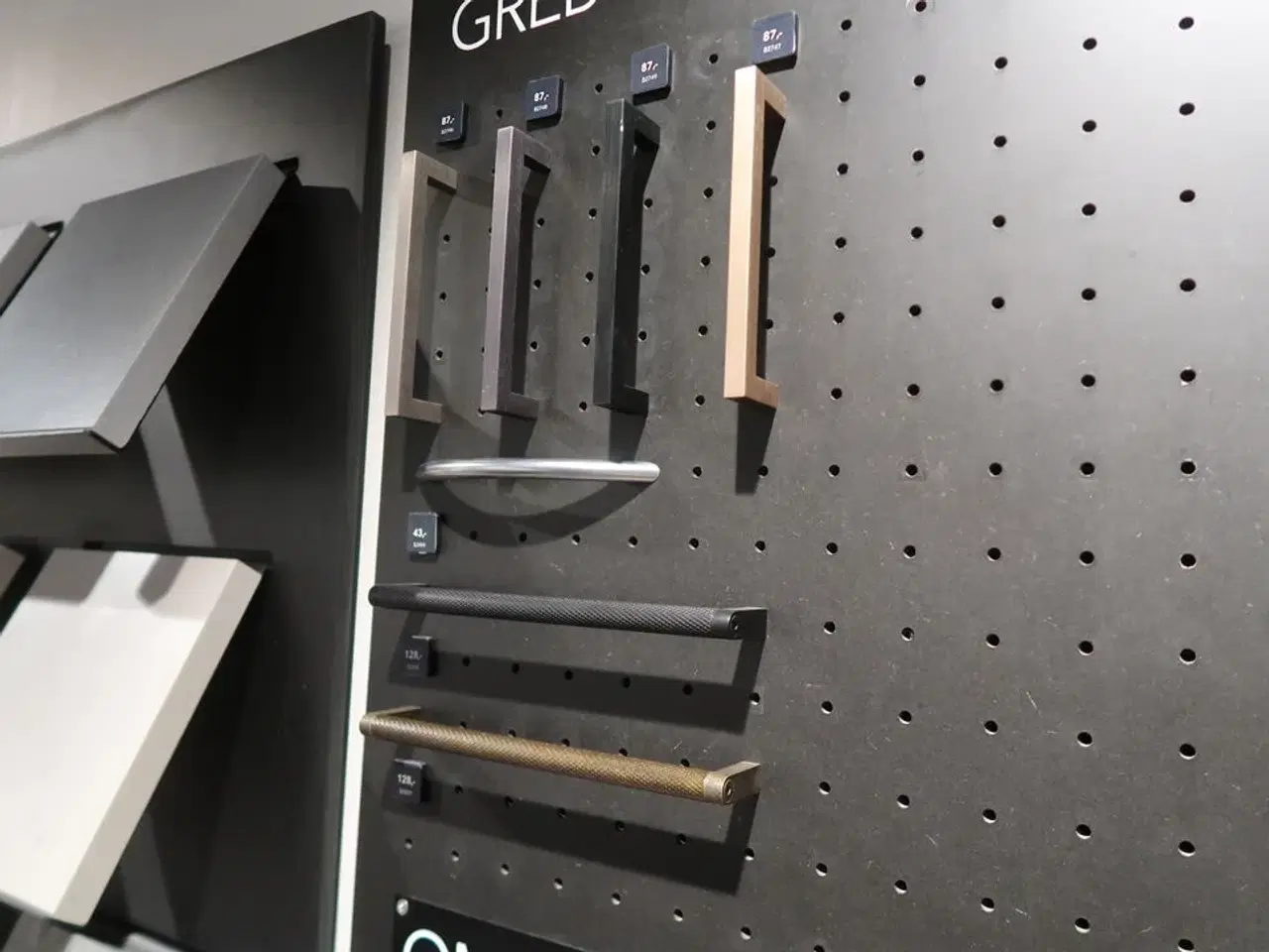 Billede 8 - Vægplader med parti Låger, bordpladeprøver, greb m.m.