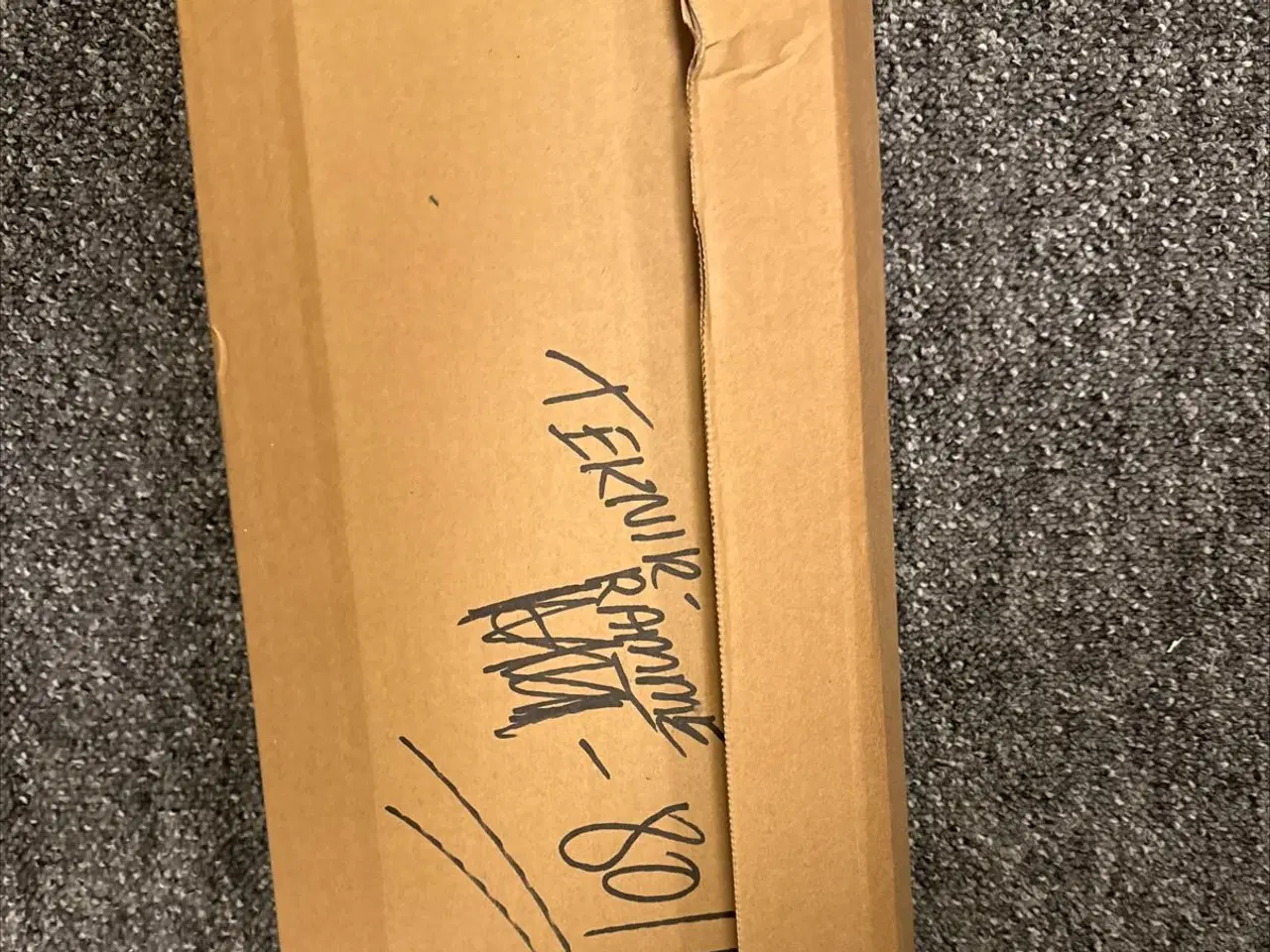 Billede 10 - Aubo skab i valnødsfolie med hylder. Nyt.