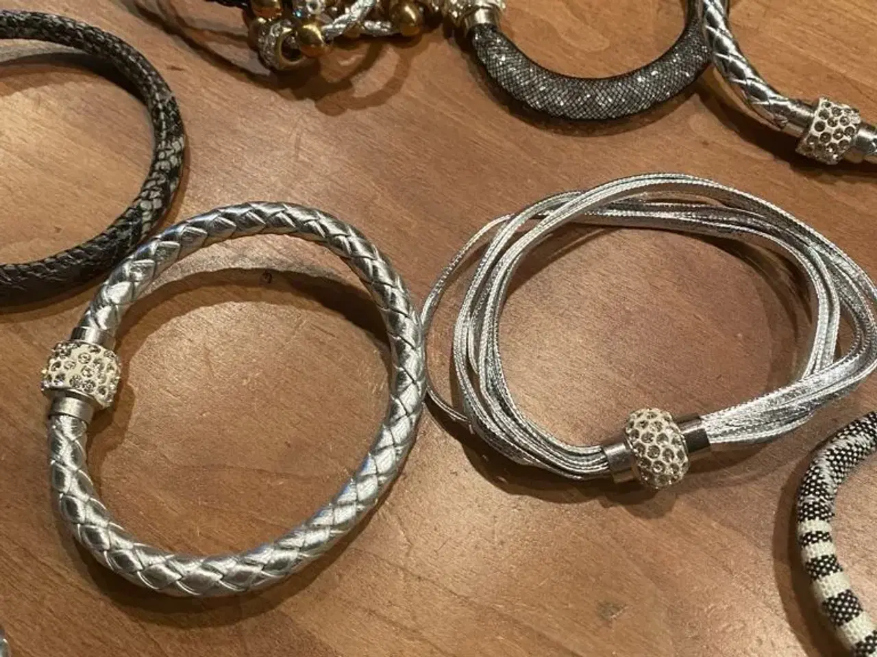 Billede 3 - Grå flotte  armbånd