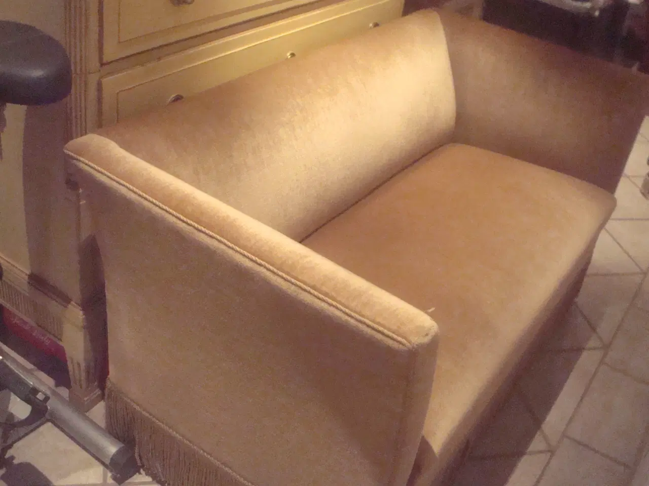 Billede 4 - SOFA m/ gyldent plys i perfekt stand - 