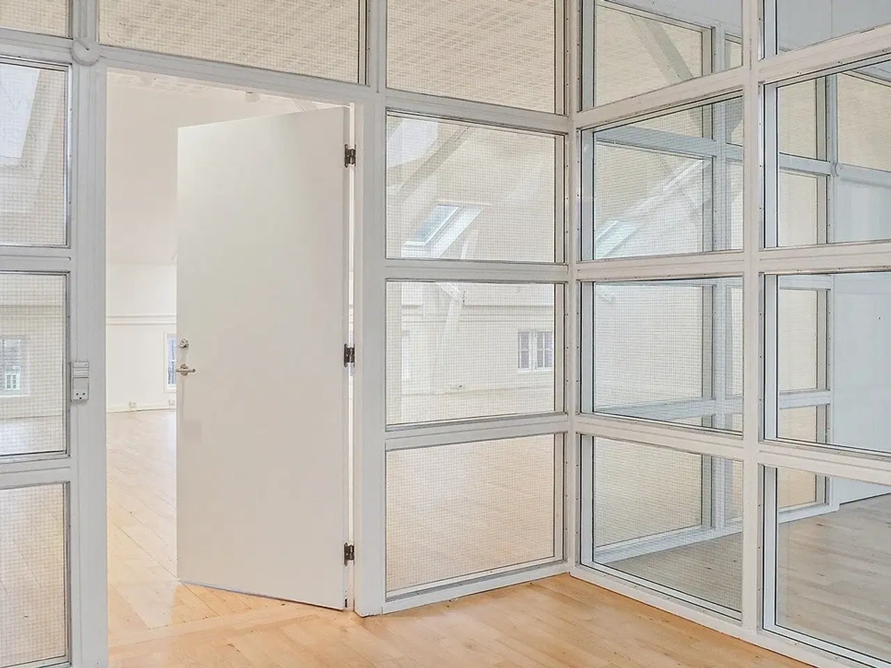 Billede 6 - Lyst og højloftet kontormiljø i tidligere fabriksbygning på Østerbro