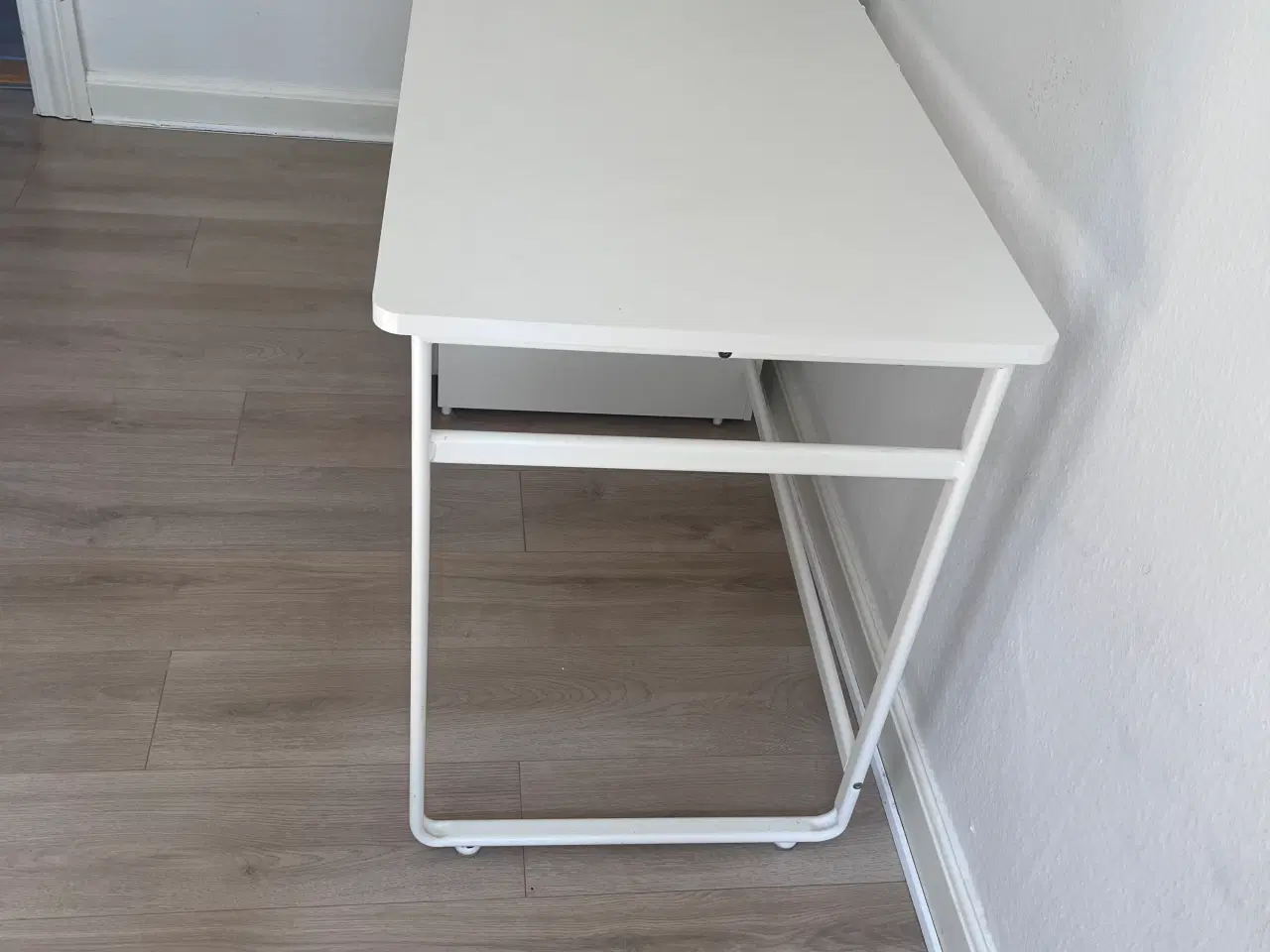Billede 3 -  Hvidt Skrivebord