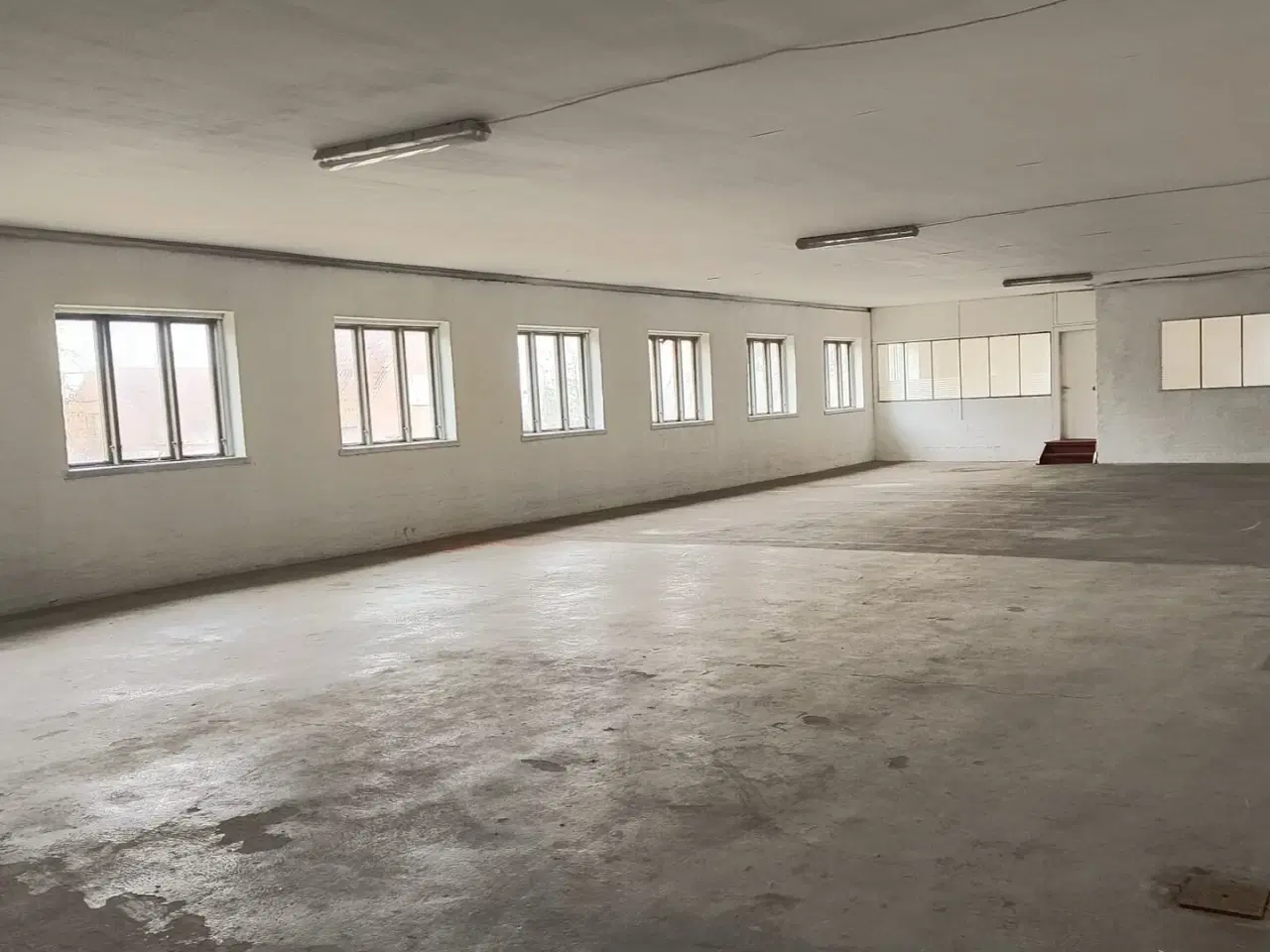 Billede 2 - 370 m² bilhus med værksted og udstilling – synligt placeret på Østfyn